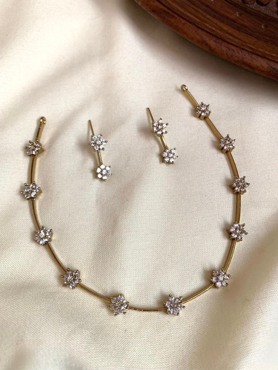 GOLD HASLI SMALL WHITE STONE FLORAL NECKLACE SET