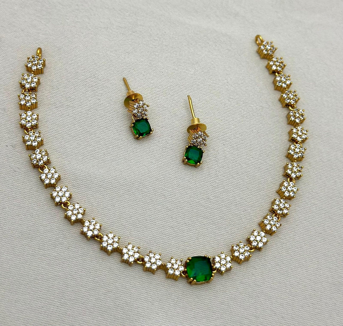 MINIMAL WHITE / GREEN STONE FLORAL NECKLACE SET
