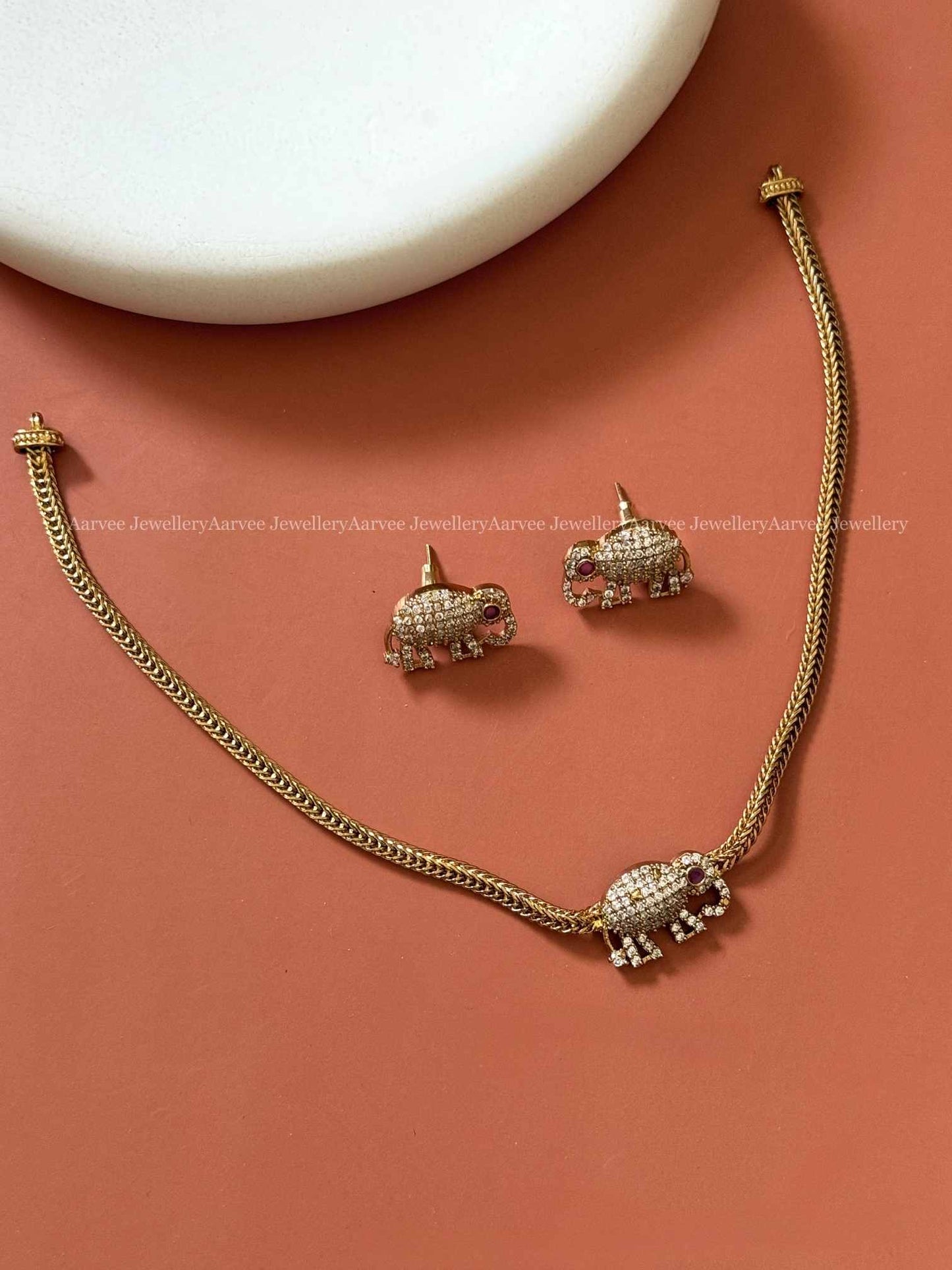 MINIMAL GOLD CHAIN NECKLACE SET WITH ELEPHANT PENDANT