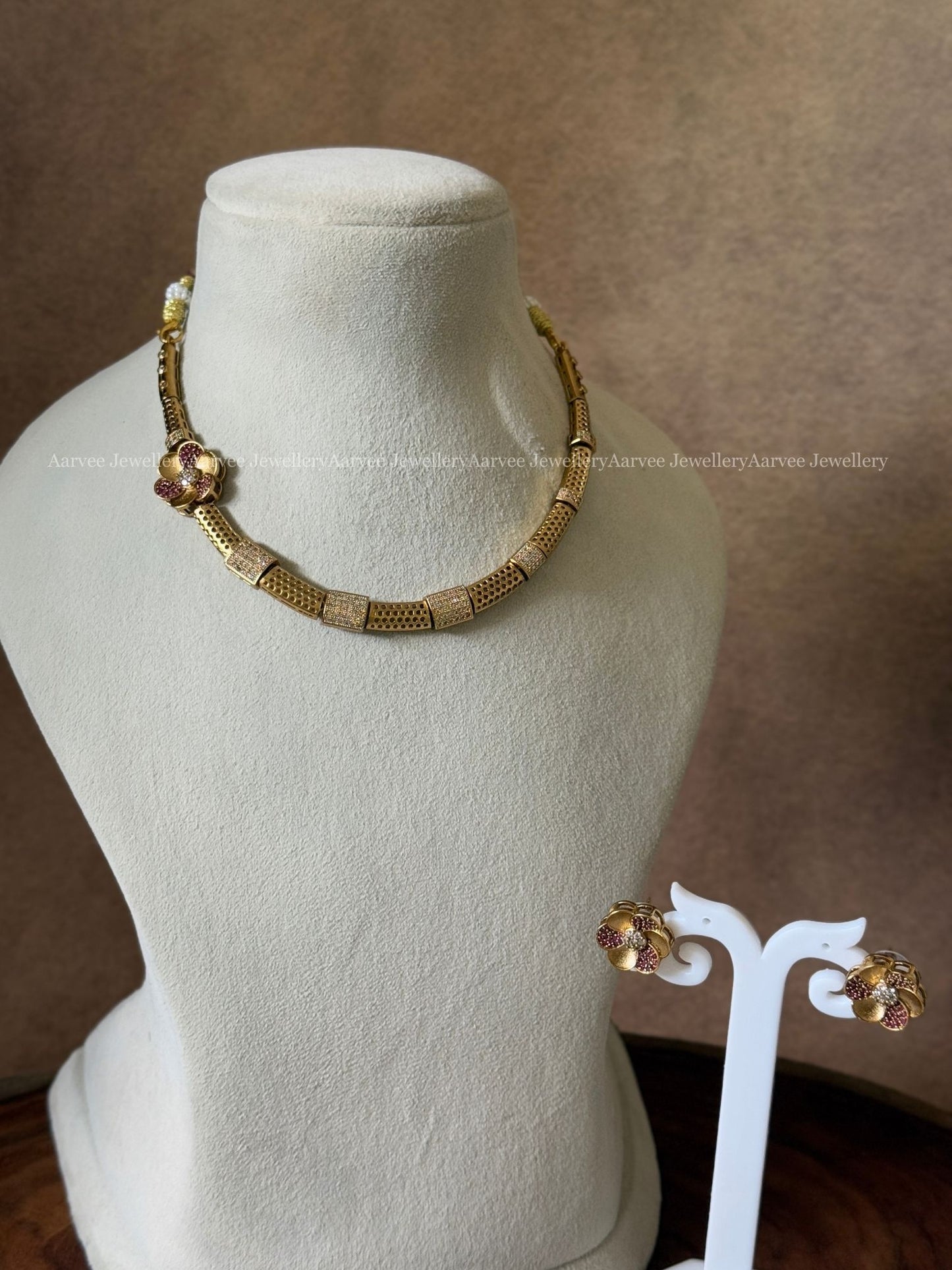 CLEARANCE - GOLD TONE FLORAL NECKLACE SET