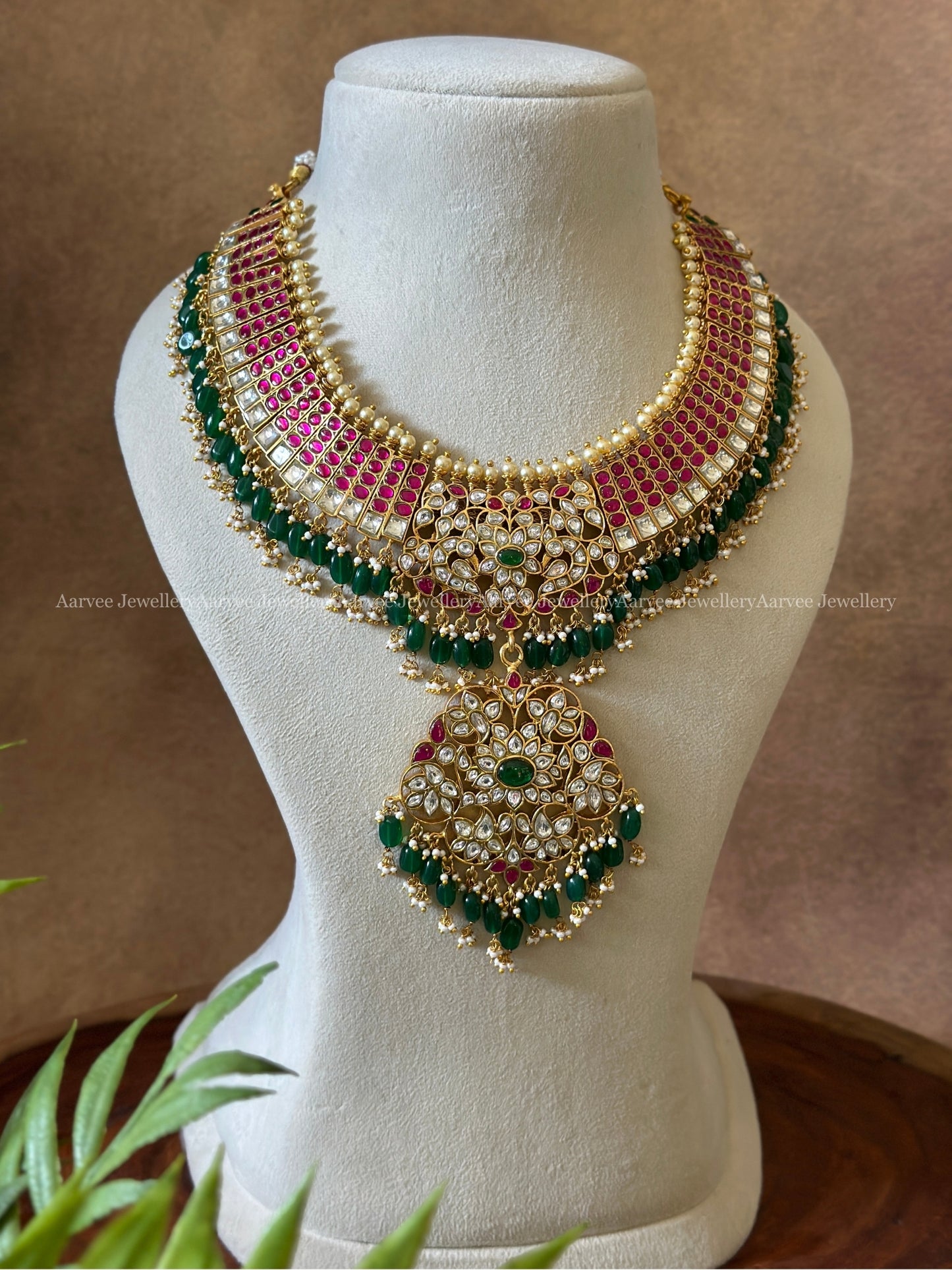 JADAU KUNDAN STATEMENT NECKLACE WITH PINK STONES AND GREEN BEADS