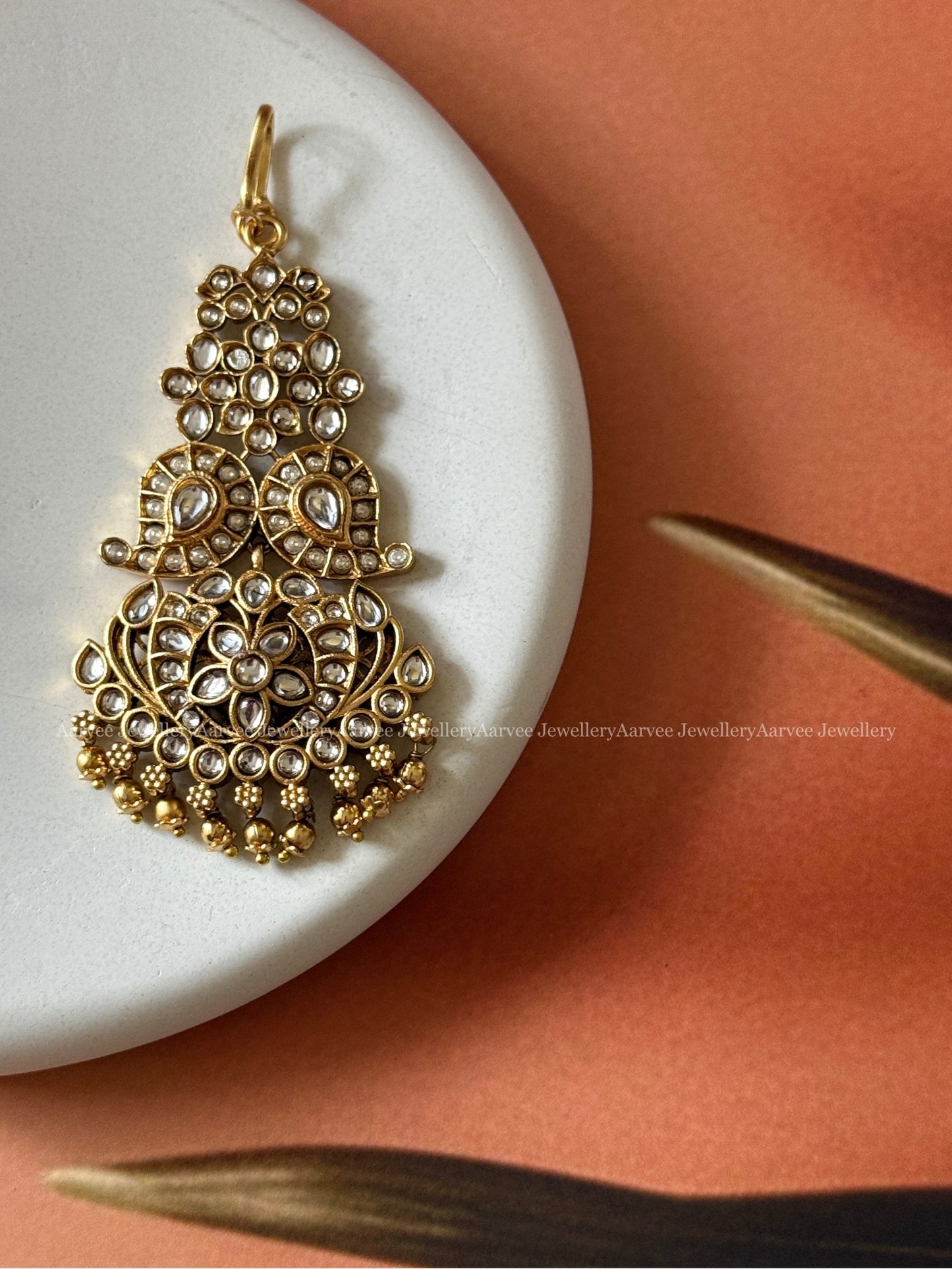 WHITE KEMP TONE MANGTIKKA WITH GOLD BEADS