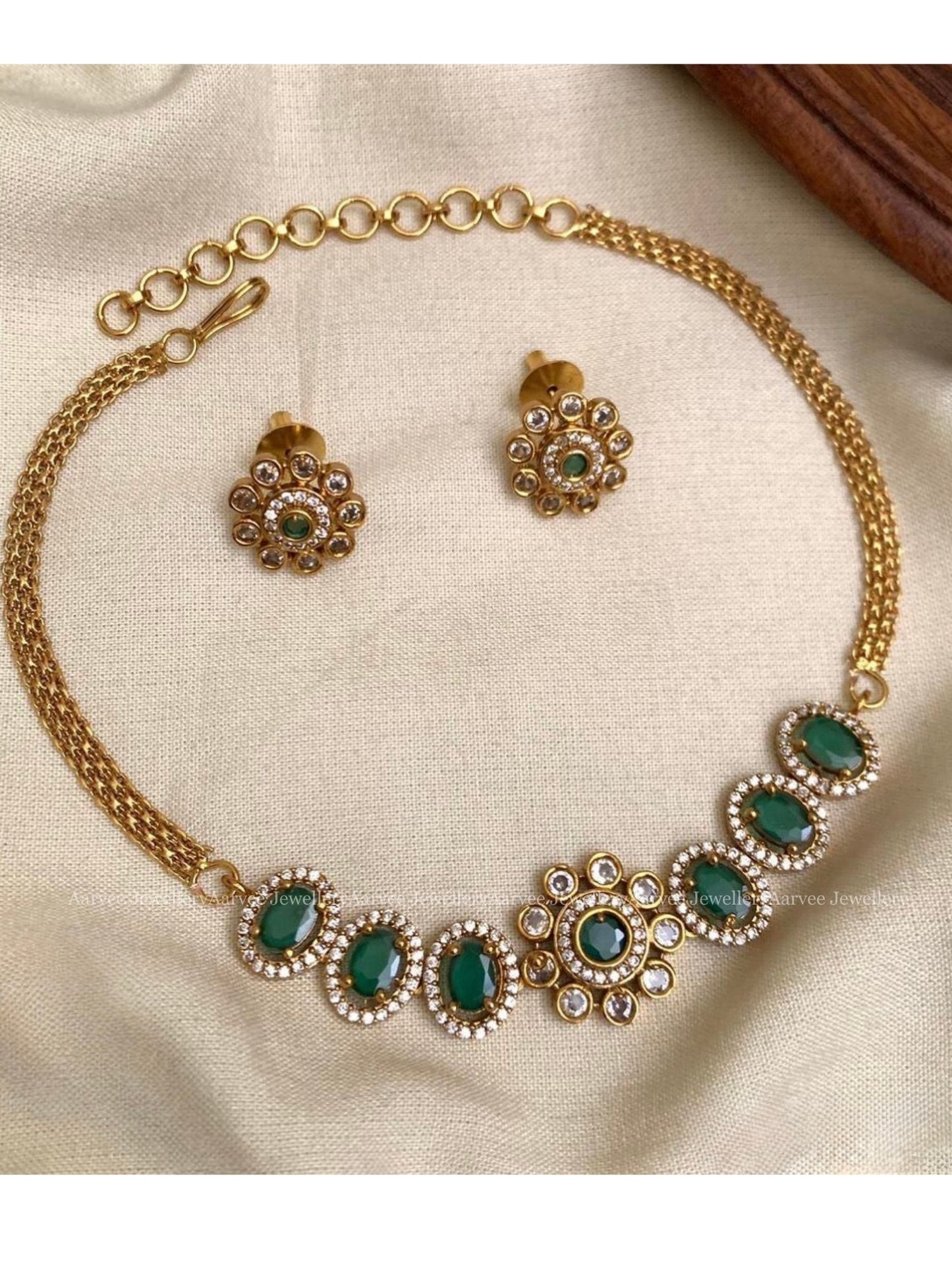 MINIMAL GREEN STONE CHOKER SET