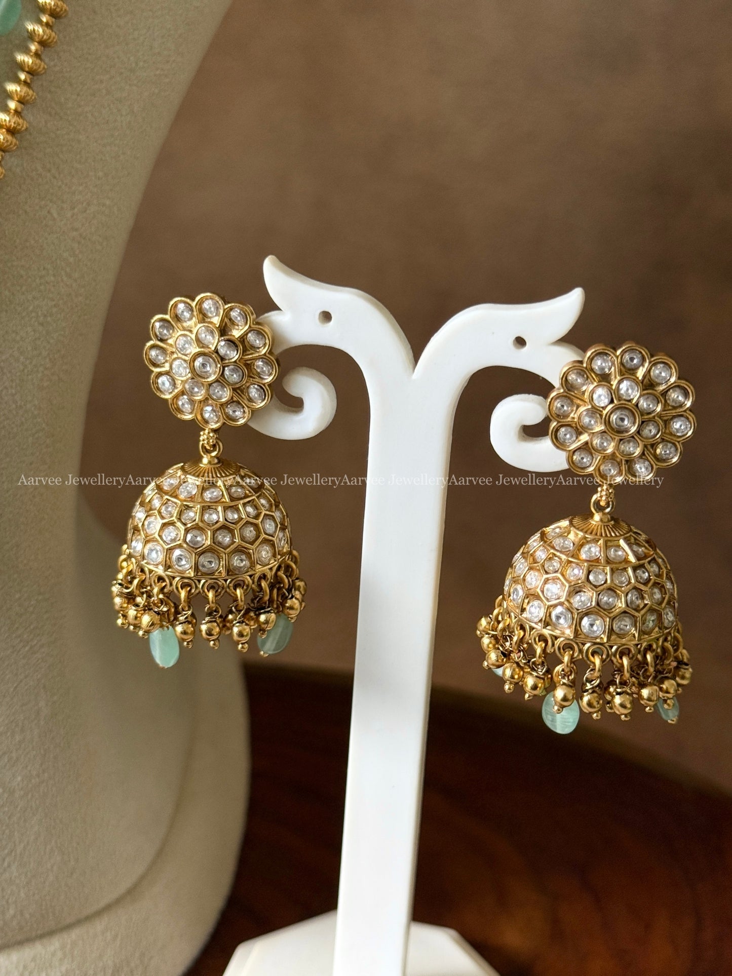 BLUE BEADS MID LENGTH CHAIN SET WITH FLORAL PENDANT IN WHITE STONES