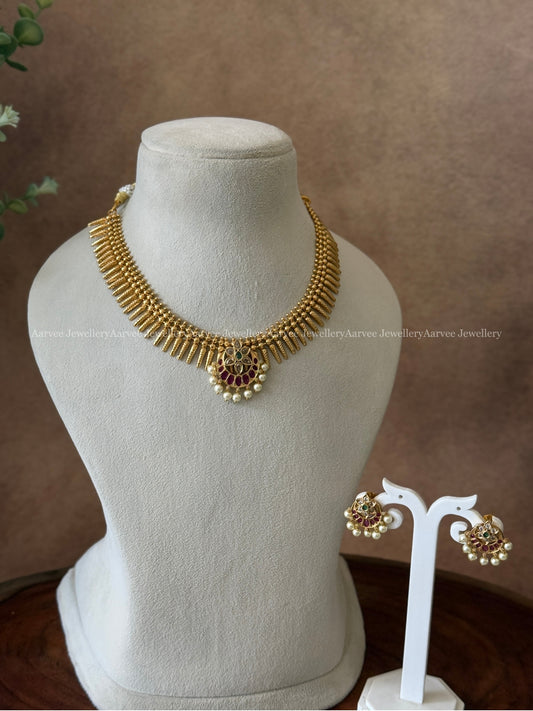 GOLD TONE MULLAMOTTU NECKLACE SET WITH CHAND FLORAL PENDANT