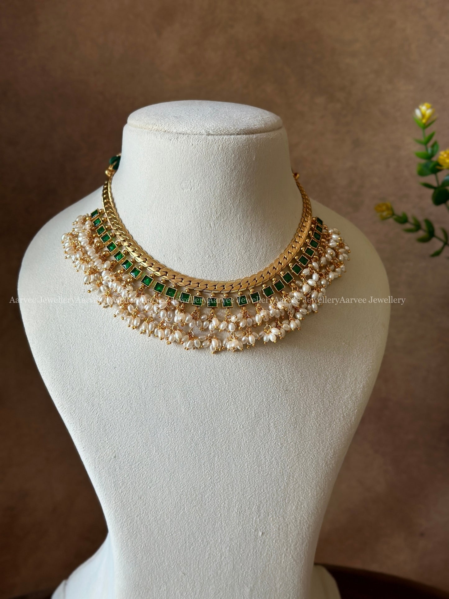 ELEGANT GREEN STONES NECKLACE WITH RICE PEARL BUNCH
