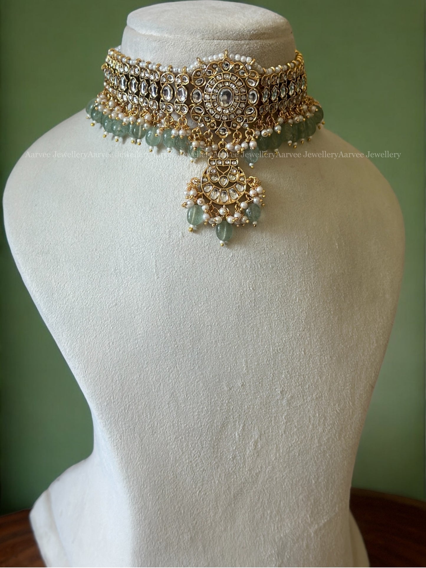KEMP WHITE STONE SINGLE PENDANT CHOKER WITH PASTEL BEADS