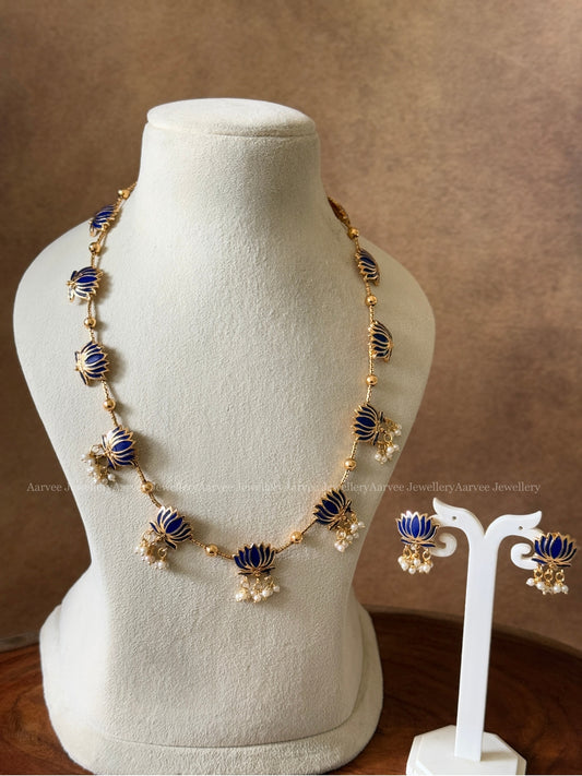 BLUE LOTUS MID LENGTH CHAIN WITH PEARLS