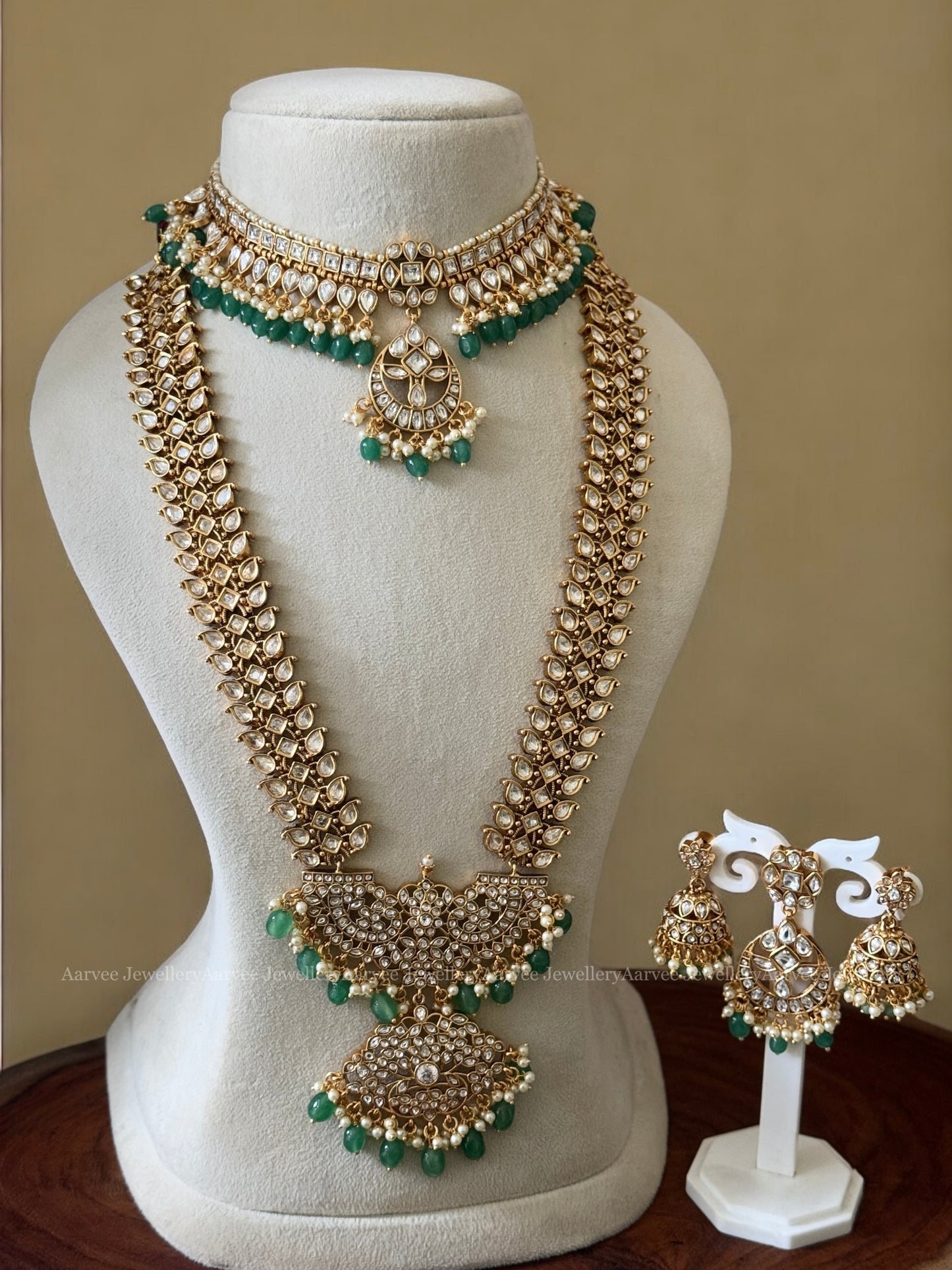 A WHIMSICAL WHITE KUNDAN STONES SEMI BRIDAL JEWELLERY SET WITH PASTEL BEADS