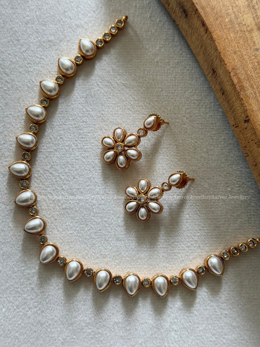 MINIMAL WHTE PEARL STONE FLORAL NECKLACE SET