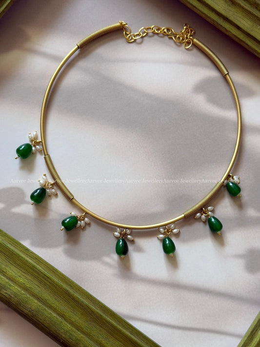 PLAIN HASLI NECKLACE WITH GREEN BEADS DROPS