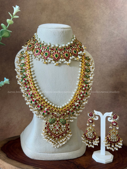 JADAU KUNDAN BRIDAL JEWELLERY SET - TEAR DROP NECKLACE & FLORAL GUTTA PUSALU HARAM SET WITH PEARLS