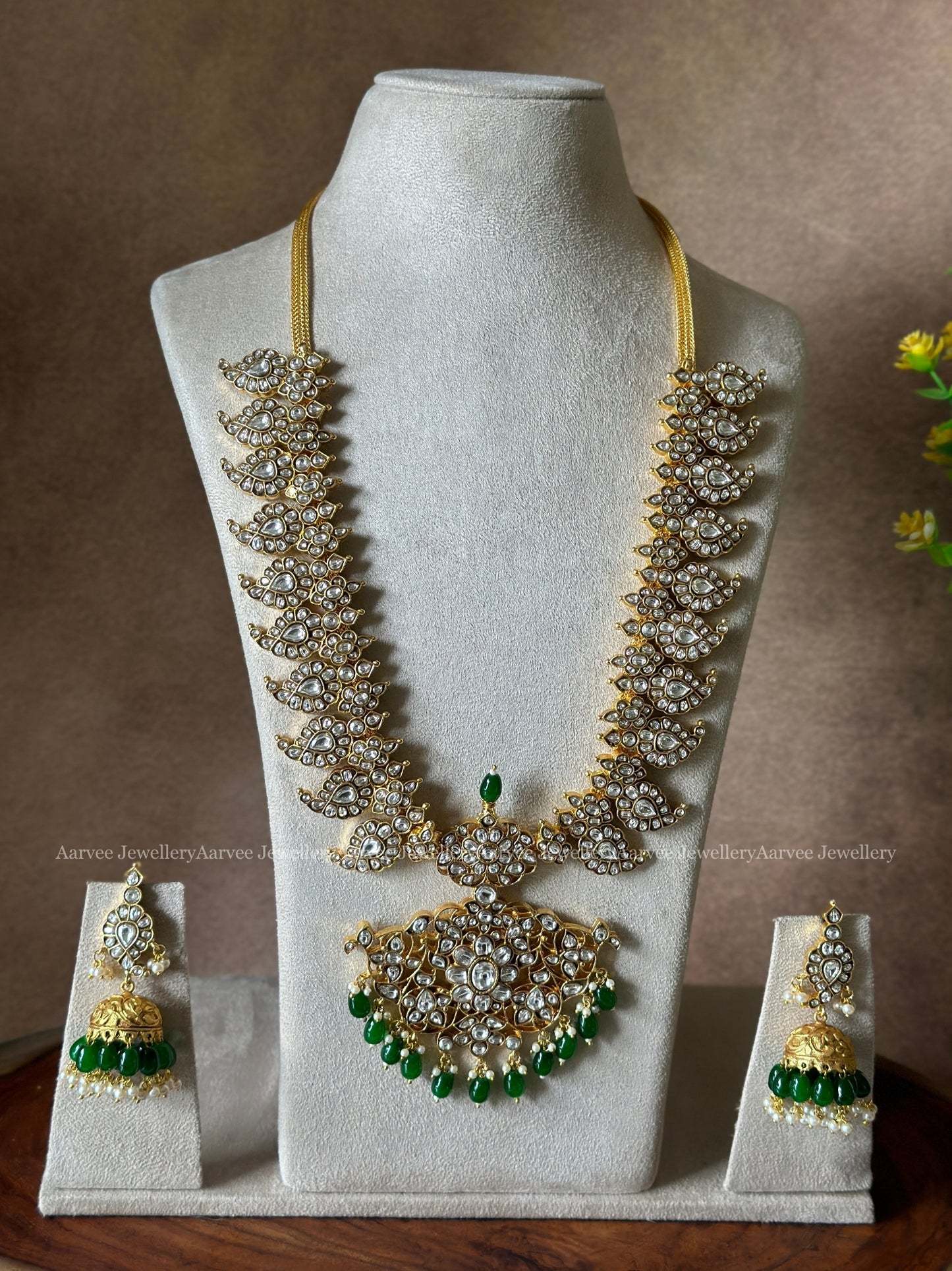 JADAU KUNDAN MANGO MOTIF MID LENGTH HARAM SET WITH WHITE STONES & GREEN BEADS