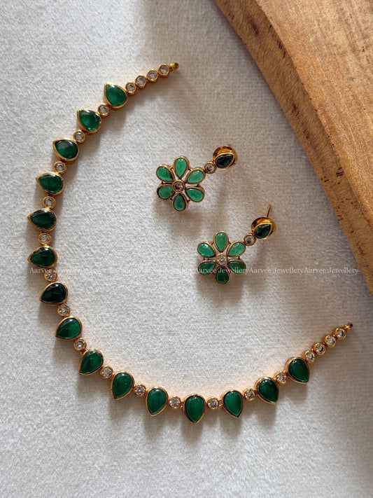 MINIMAL GREEN STONE FLORAL NECKLACE SET
