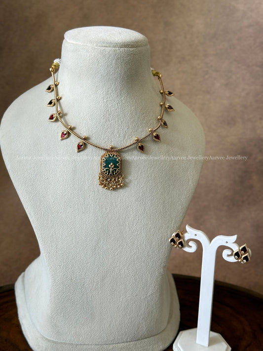 ELEGANT GOLD CHAIN NECKLACE SET WITH GREEN STONE FLORAL PENDANT