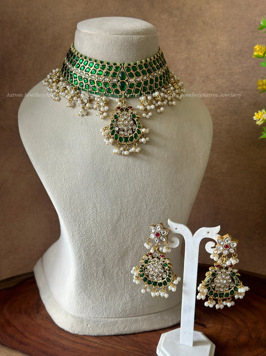 JADAU KUNDAN FLORAL CHOKER SET WITH GREEN STONES AND PEARLS