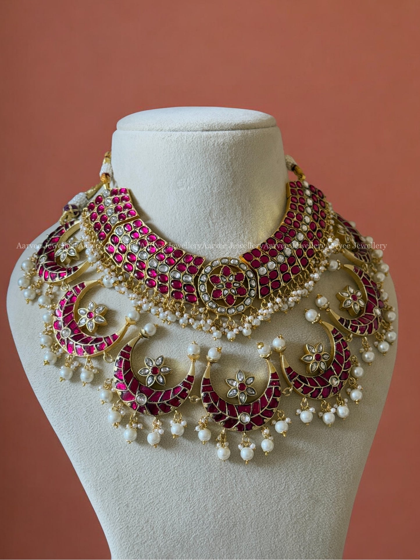 AN EXQUISITE JADAU KUNDAN PINK STONE BUTTA CHOKER STYLED WITH 7 CHAND PENDANT NECKLACE