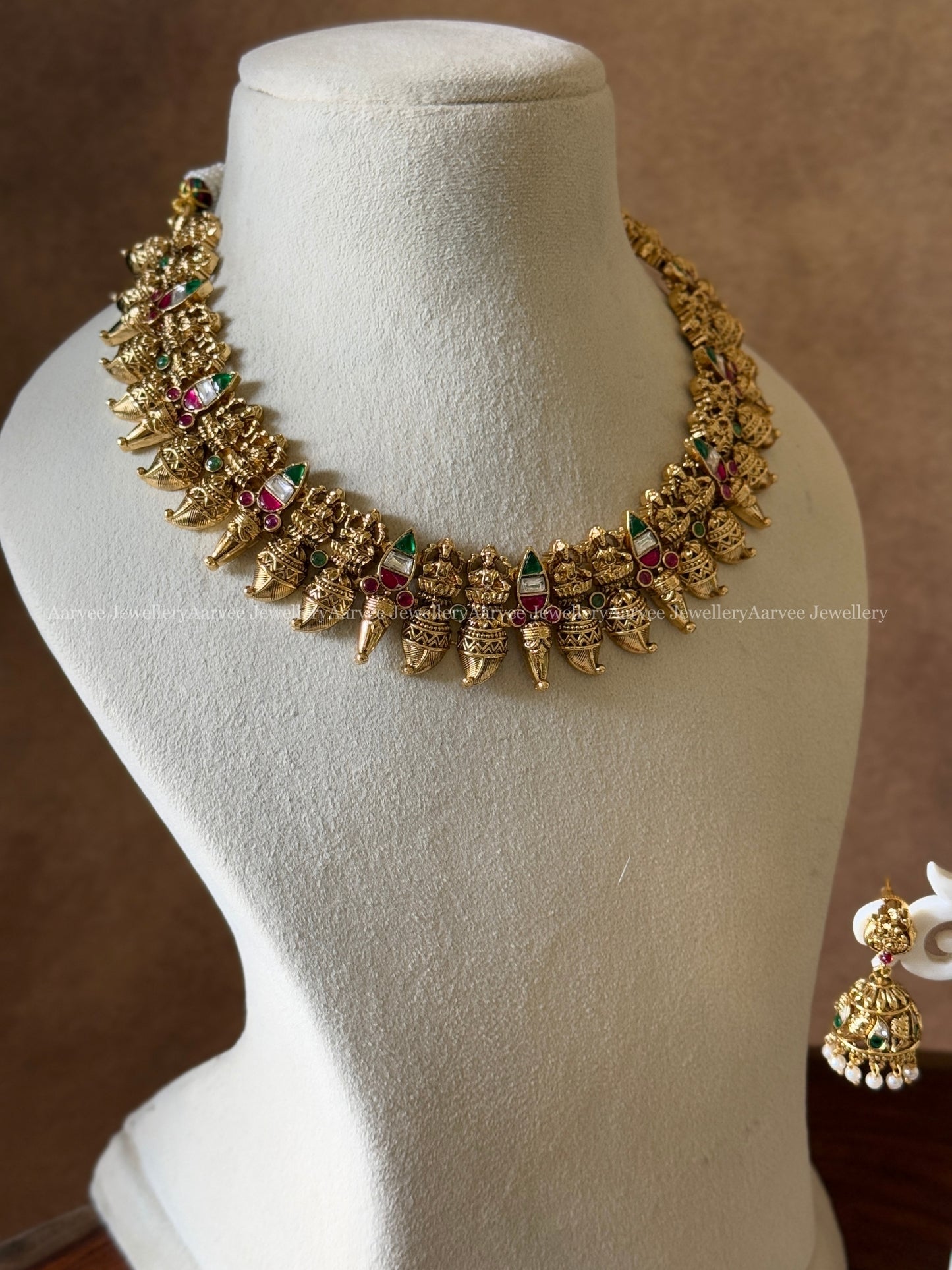 ANTIQUE GOLD TONE LAKSHMI AND MULTI COLOR KEMP STONES NECKLACE SET