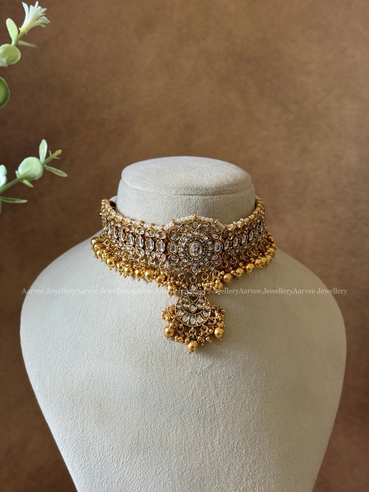 COMBO - WHITE KEMP STONE SINGLE PENDANT CHOKER WITH WHITE BUTTA NECKLACE SET WITH ANNAM DESIGN