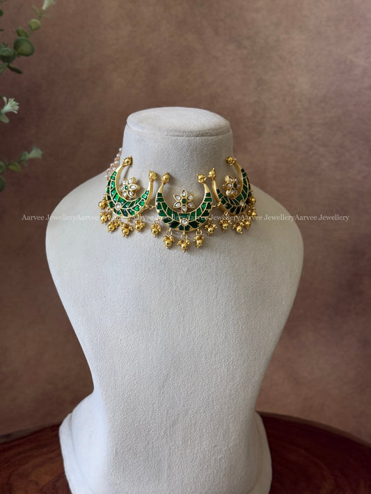 JADAU KUNDAN GREEN STONE CHOKER WITH CHAND PENDANT