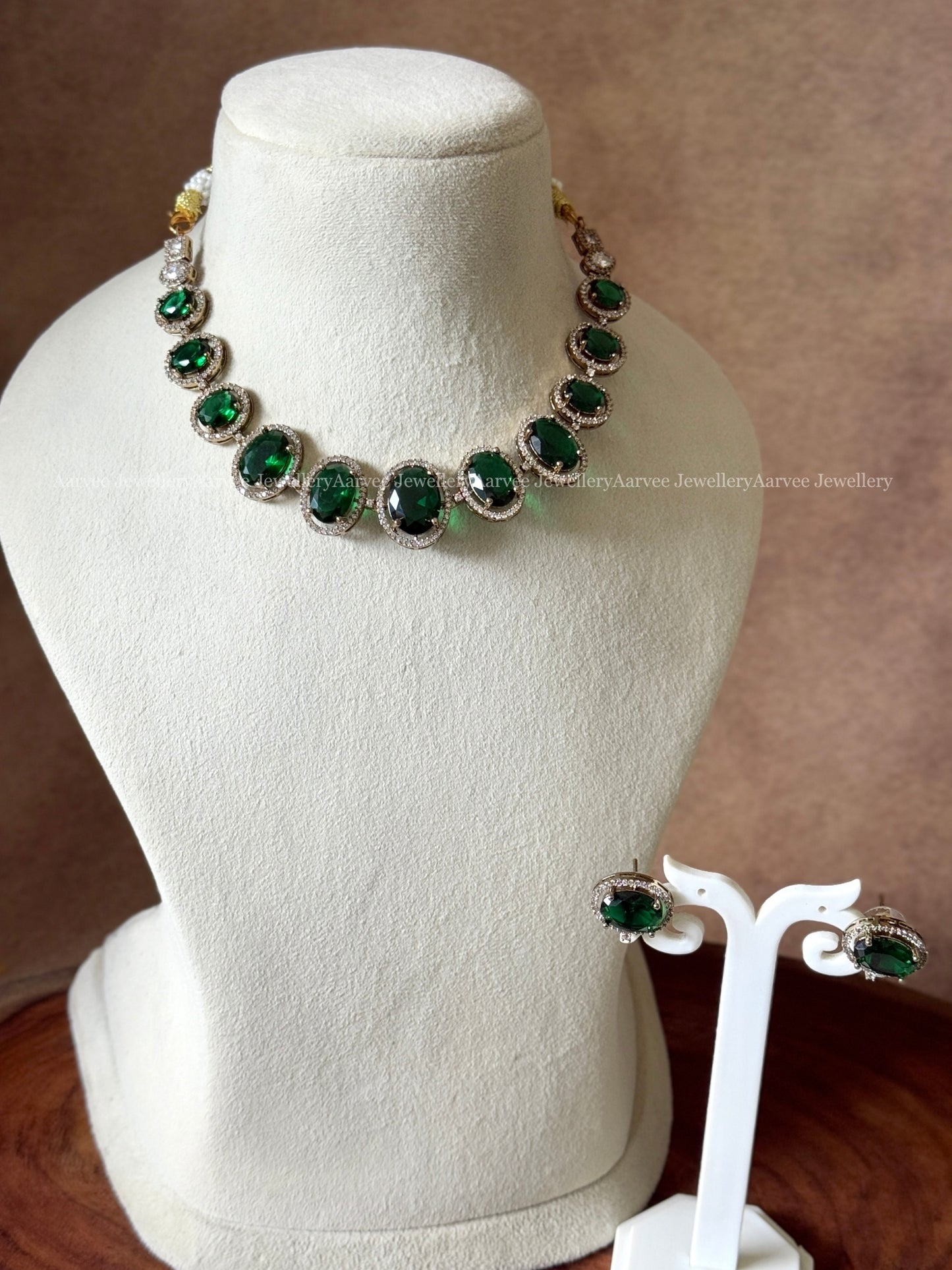 ELEGANT ROUND DESIGN GREEN STONE VICTORIAN NECKLACE SET