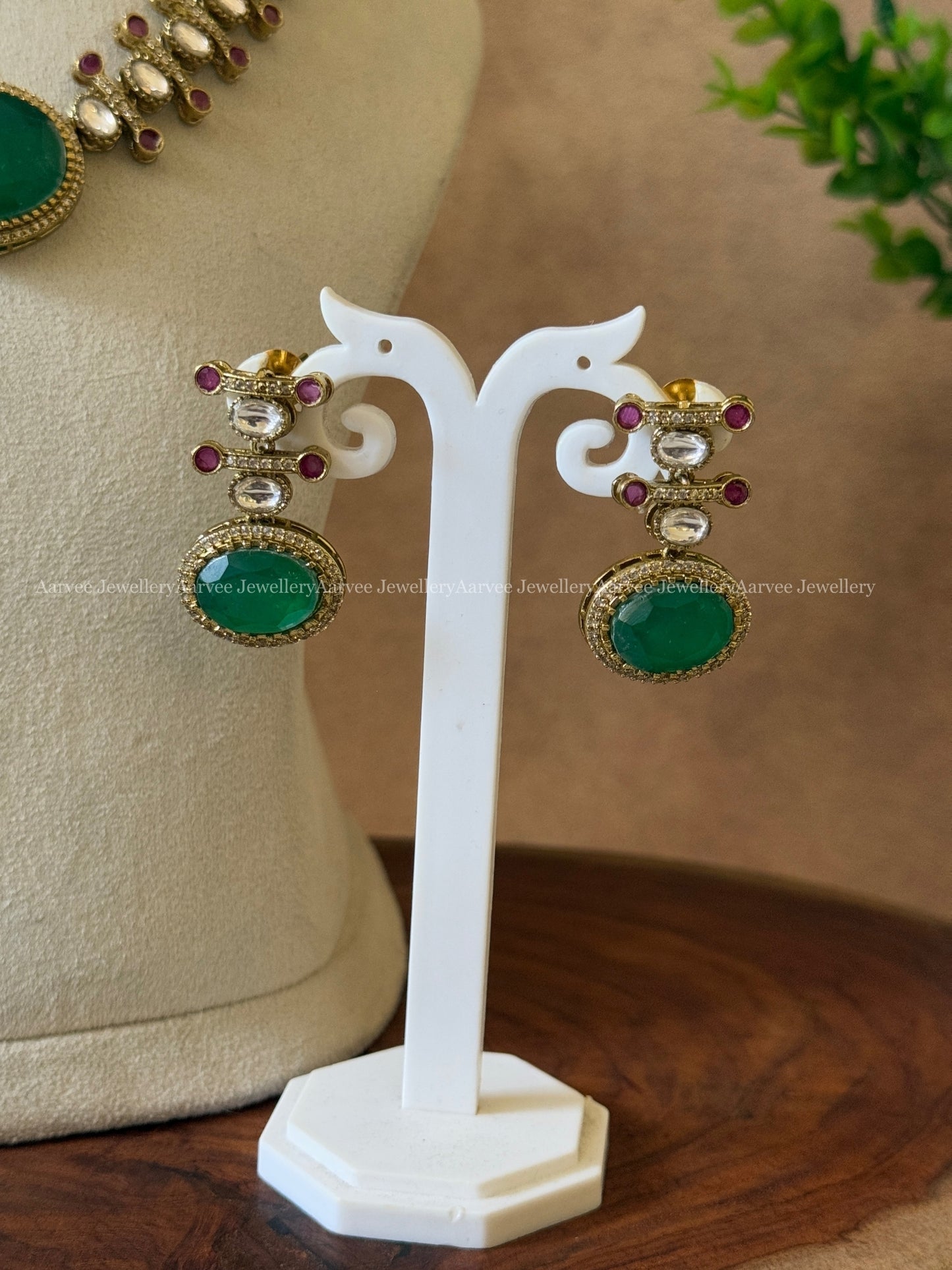 JADAU KUNDAN MOISSANITE GREEN STONE NECKLACE SET
