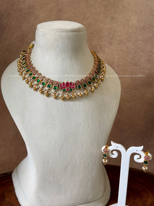 ELEGANT GREEN STONE FLORAL NECKLACE SET WITH LOTUS PENDANT