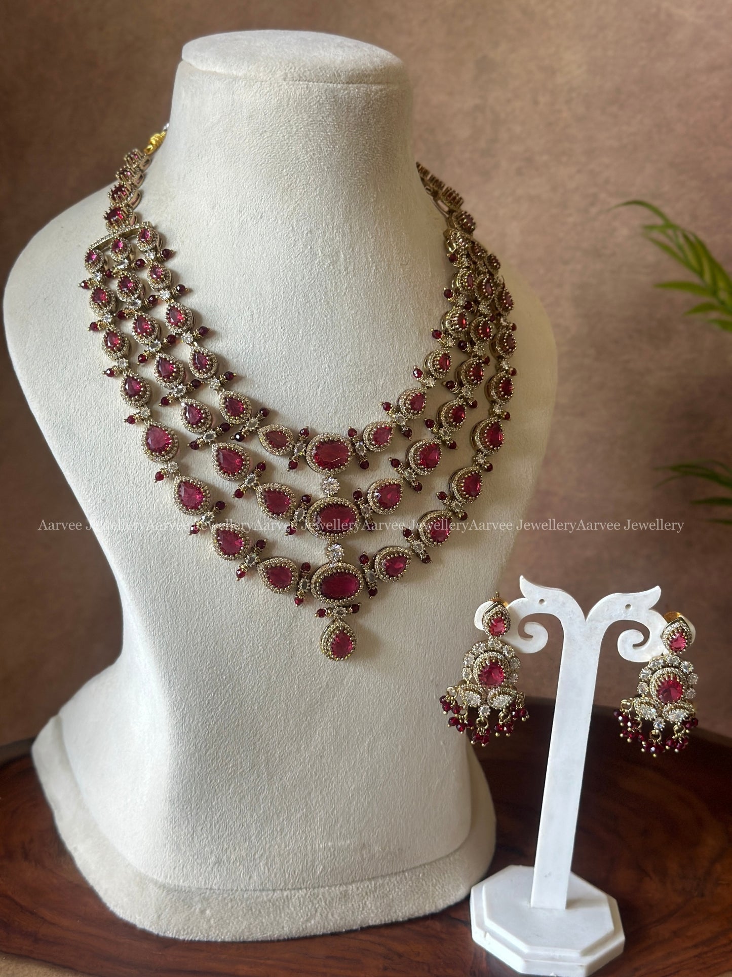 VICTORIAN THREE LAYERED NECKLACE SET