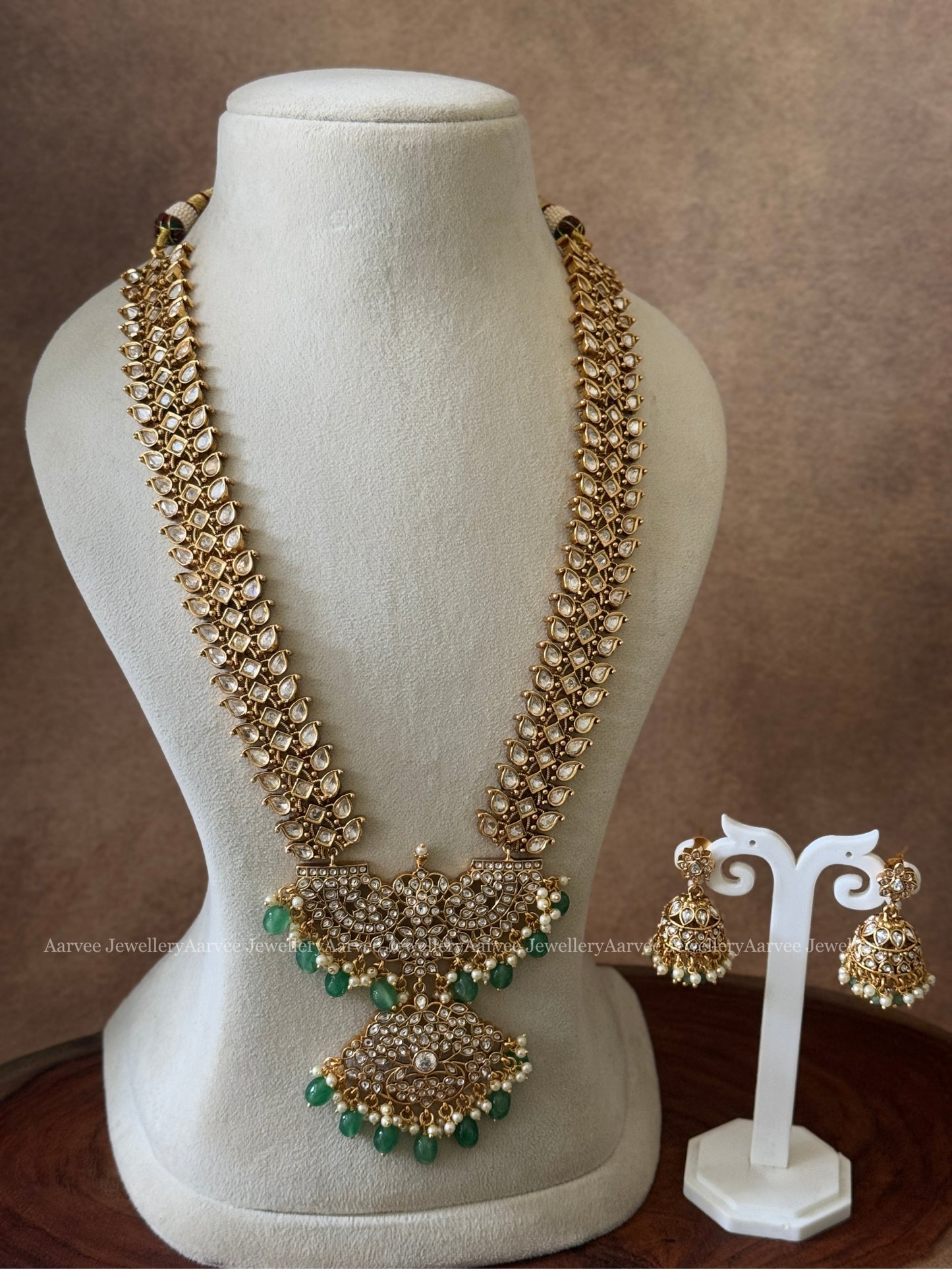 A WHIMSICAL WHITE KUNDAN STONES SEMI BRIDAL JEWELLERY SET WITH PASTEL BEADS