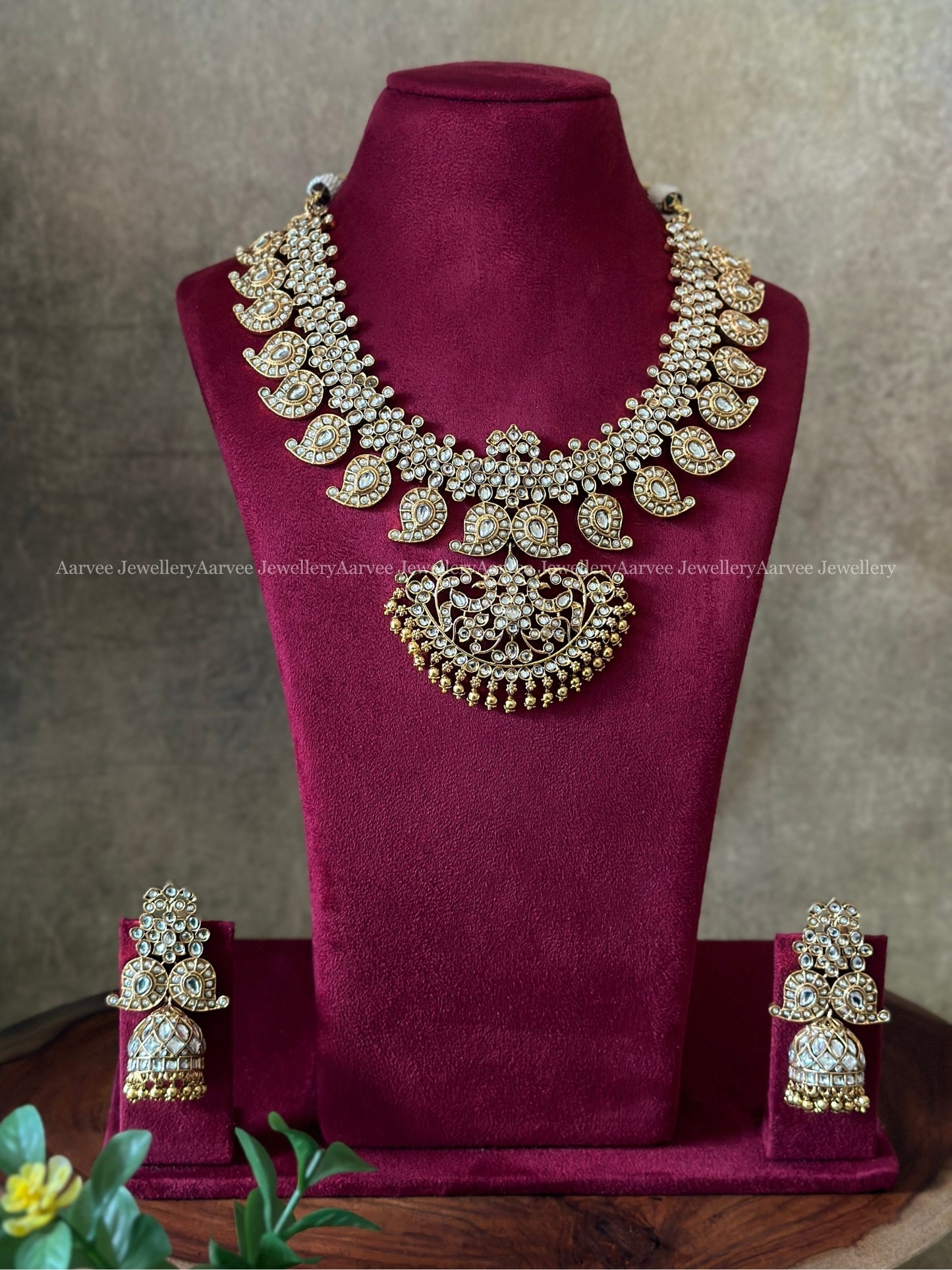CLASSIC MANGO NECKLACE SET WITH WHITE STONES