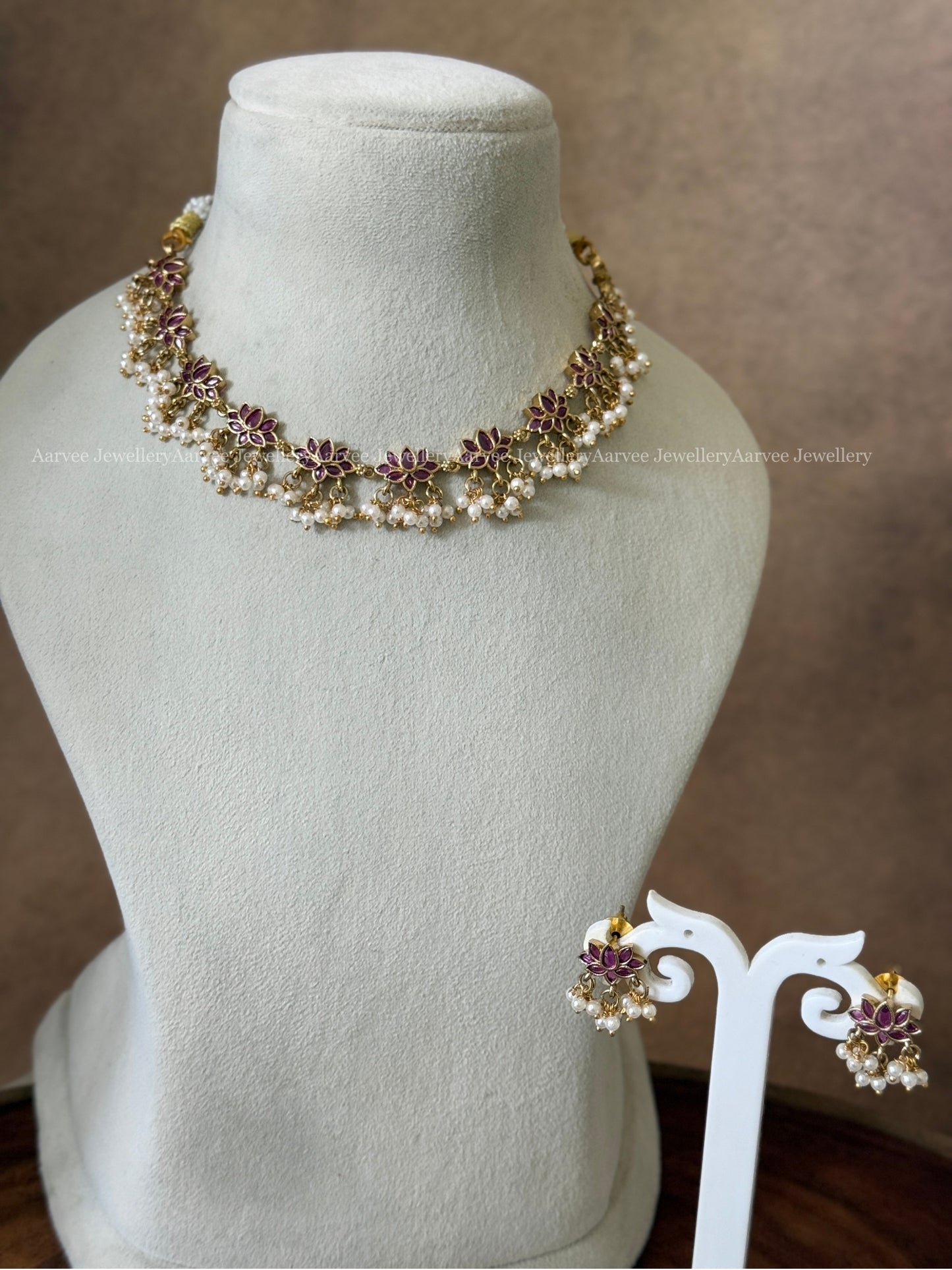 MINIMAL KEMP STONES LOTUS NECKLACE SET WITH PEARLS IN RUBY COLOR