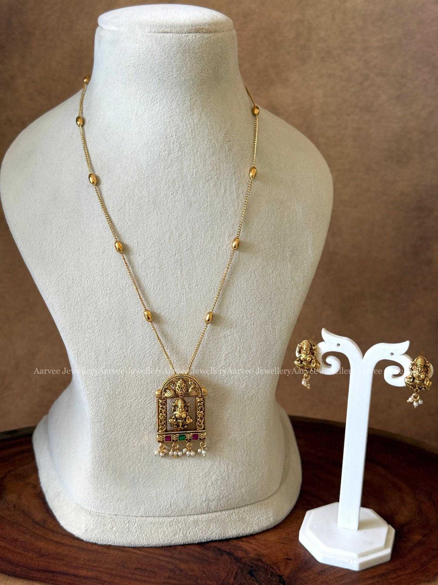 ANTIQUE GOLD CHAIN SET WITH LAKSHMI PENDANT IN PEARL BEADS