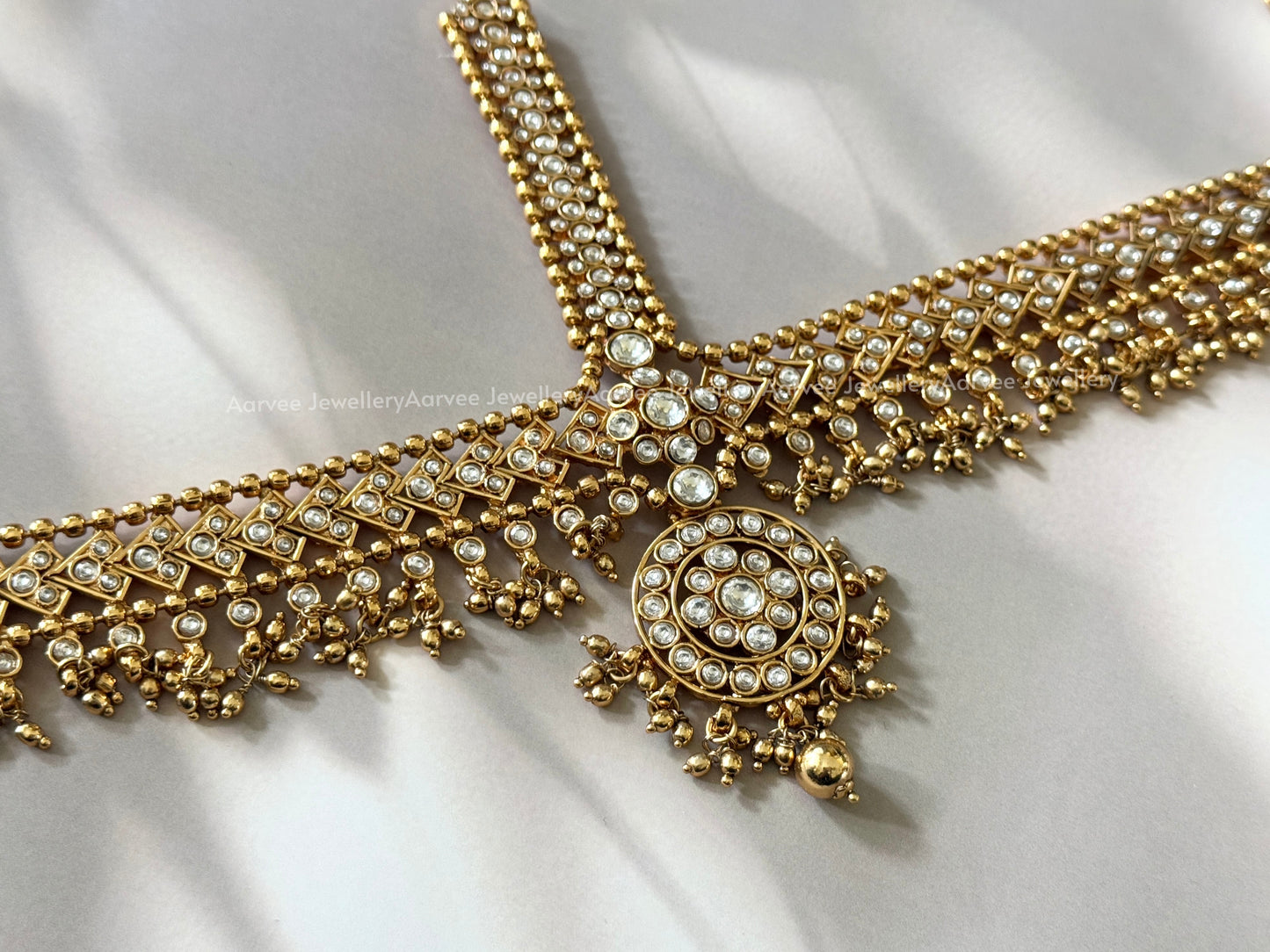 ANTIQUE FINISH KUNDAN WHITE STONE MATHAPATHI WITH ROUND PENDANT IN GOLD BEADS