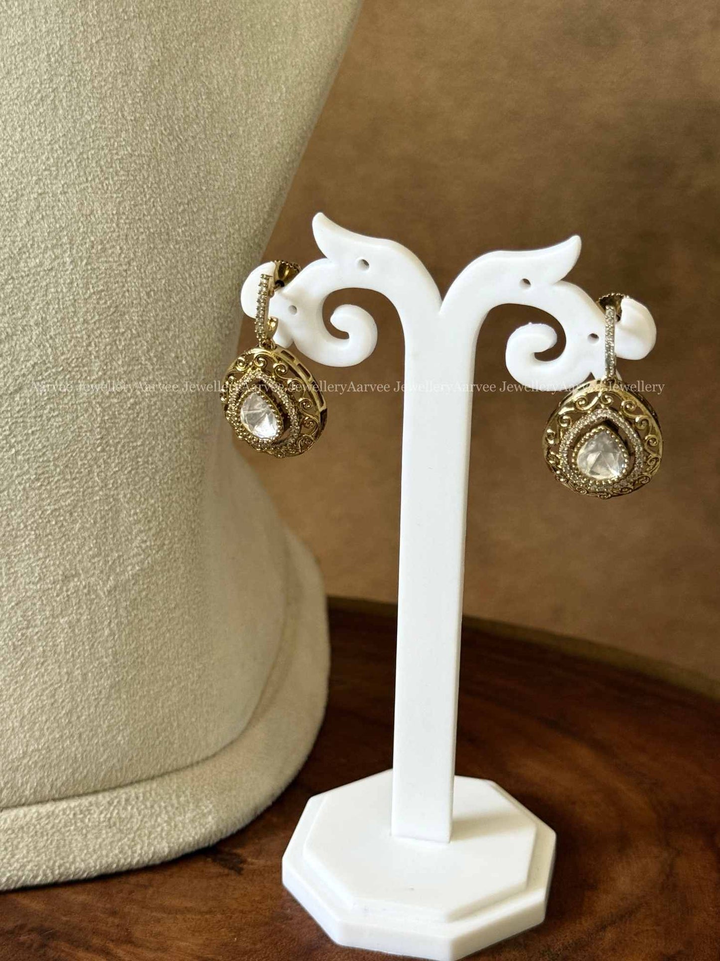 VICTORIAN WHITE STONE ROUND DESIGN NECKLACE SET