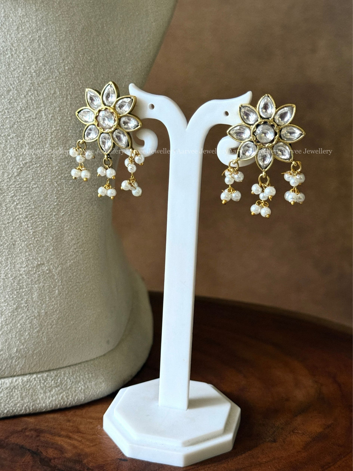 JADAU KUNDAN GOLD TONE KANTI NECKLACE SET WITH WHITE STONE FLORAL PENDANT