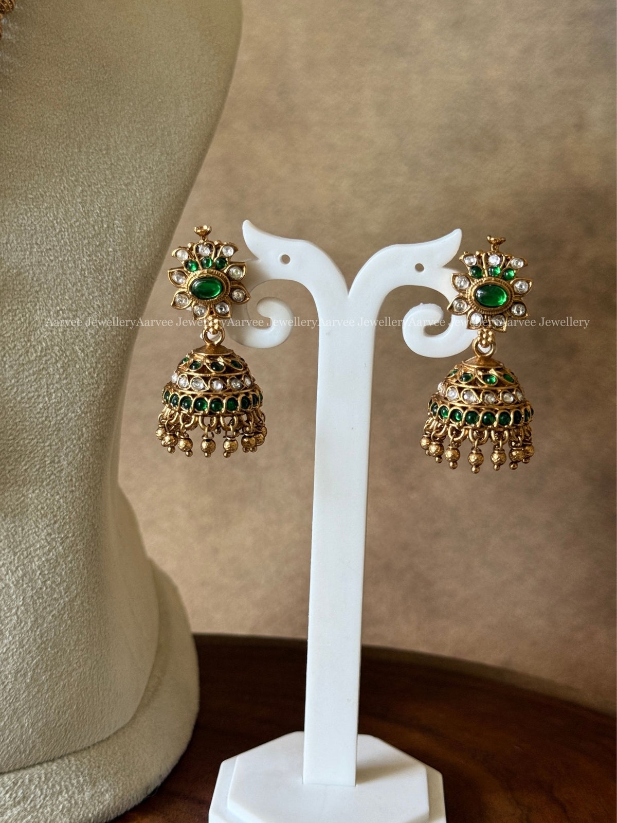 GOLD BEADED CHAIN SET WITH GREEN / WHITE STONES FLORAL PENDANT