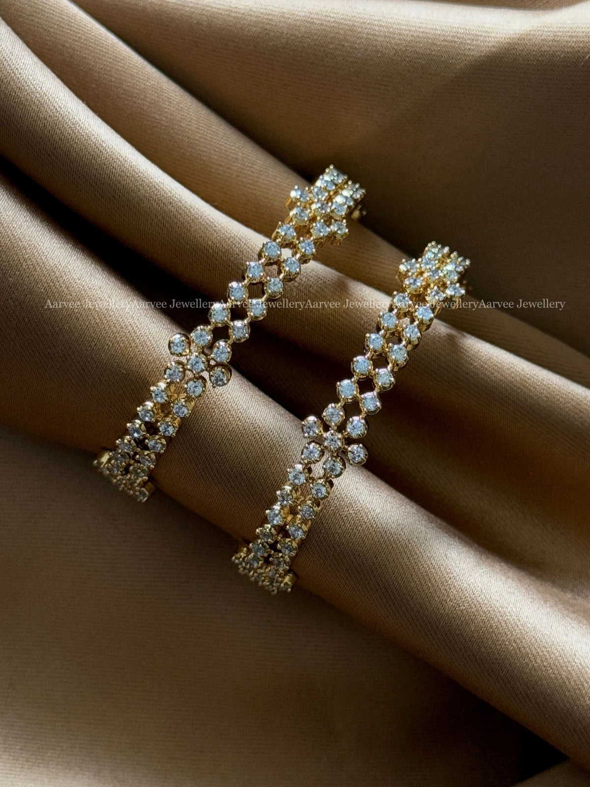 WHITE AD STONE STAR MOTIF BANGLES