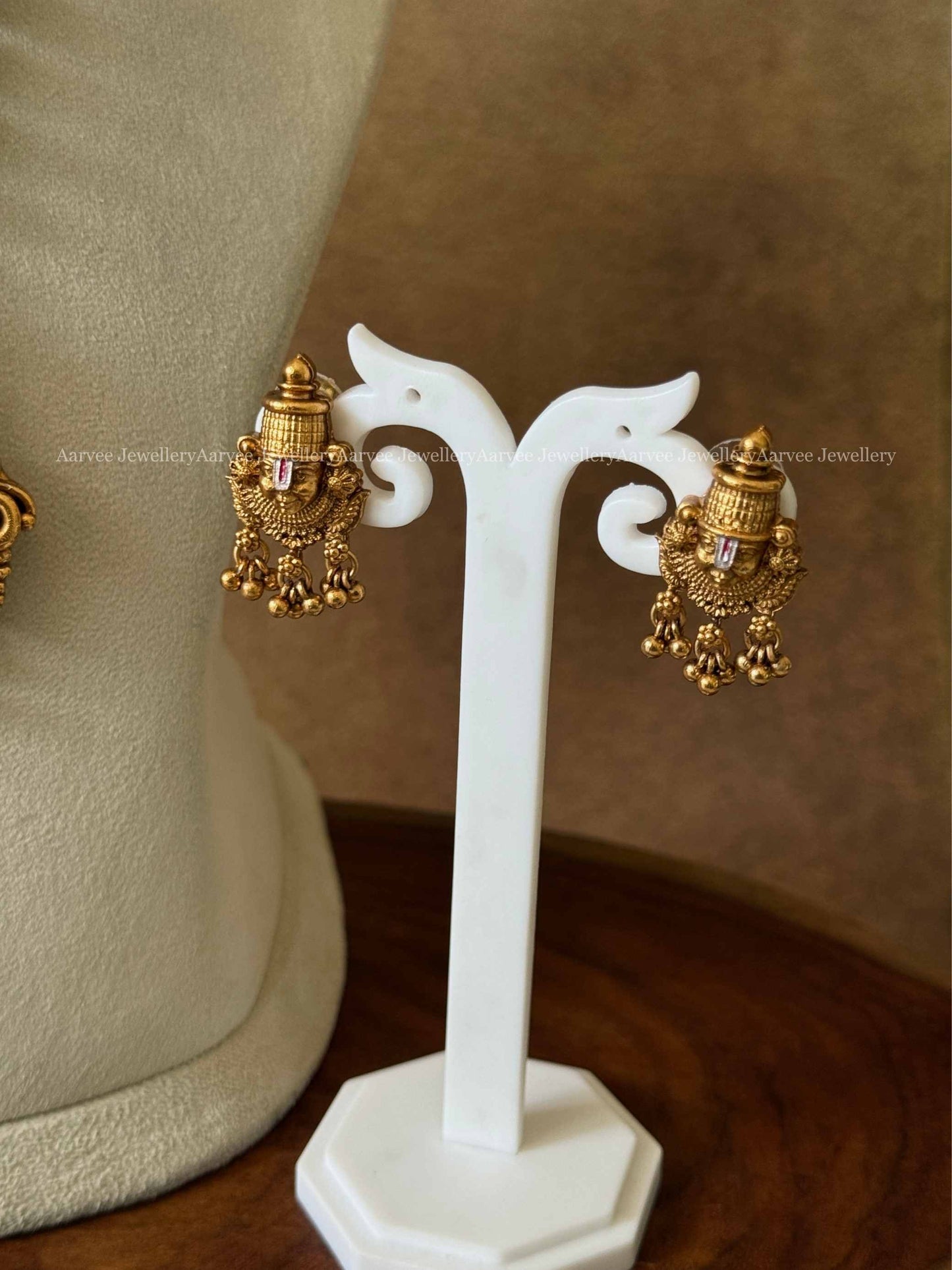 GOLD BALL BEADED MID LENGTH CHAIN SET WITH PERUMAL PENDANT IN GOLD BEADS