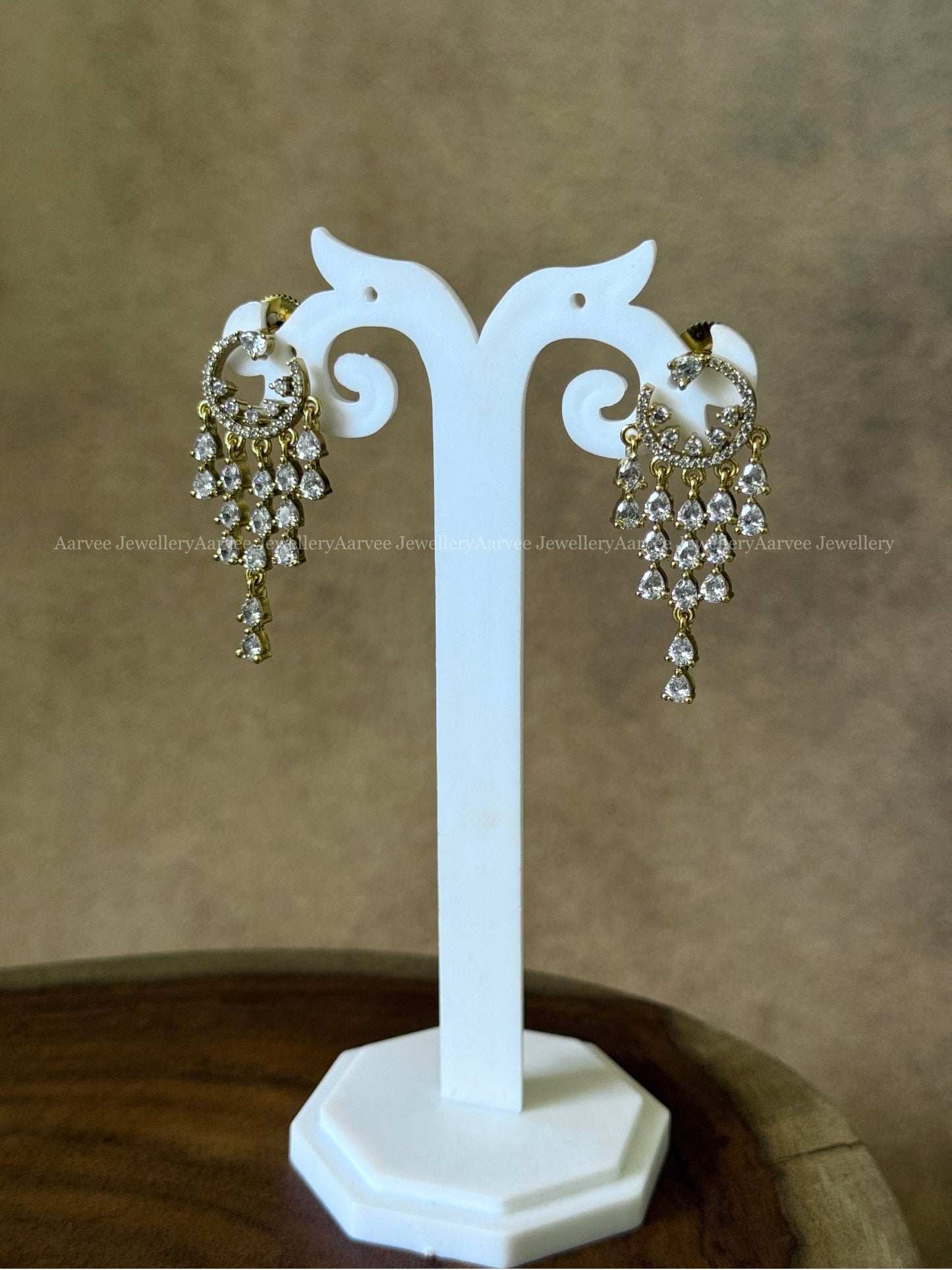 AD WHITE STONE CHANDELIER EARINGS