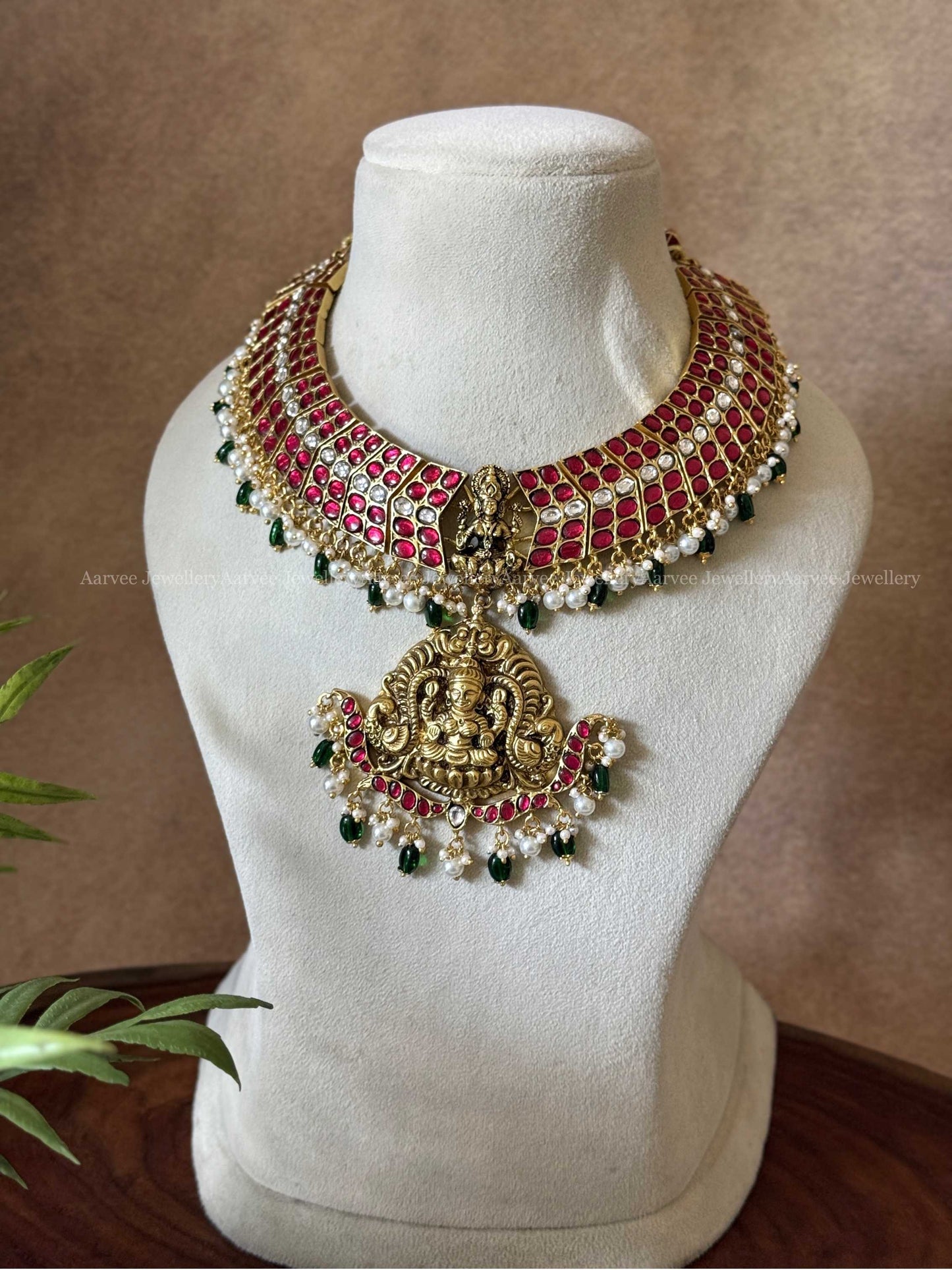JADAU KUNDAN RUBY STONE STATEMENT NECKLACE WITH LAKSHMI PENDANT AND GREEN / PEARL BEADS