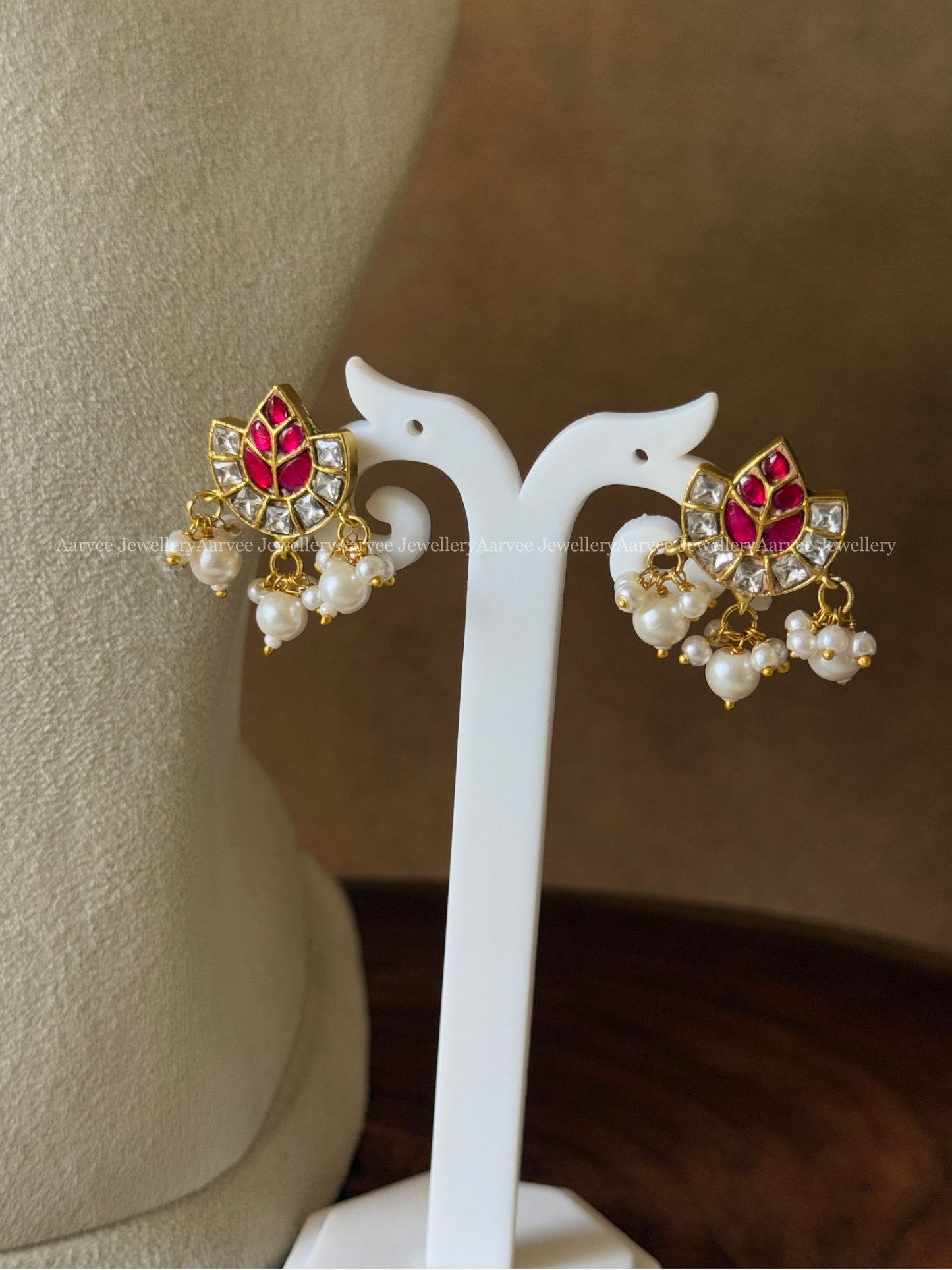 JADAU KUNDAN MINIMAL RUBY / WHITE STONE CHOKER SET WITH PEARLS