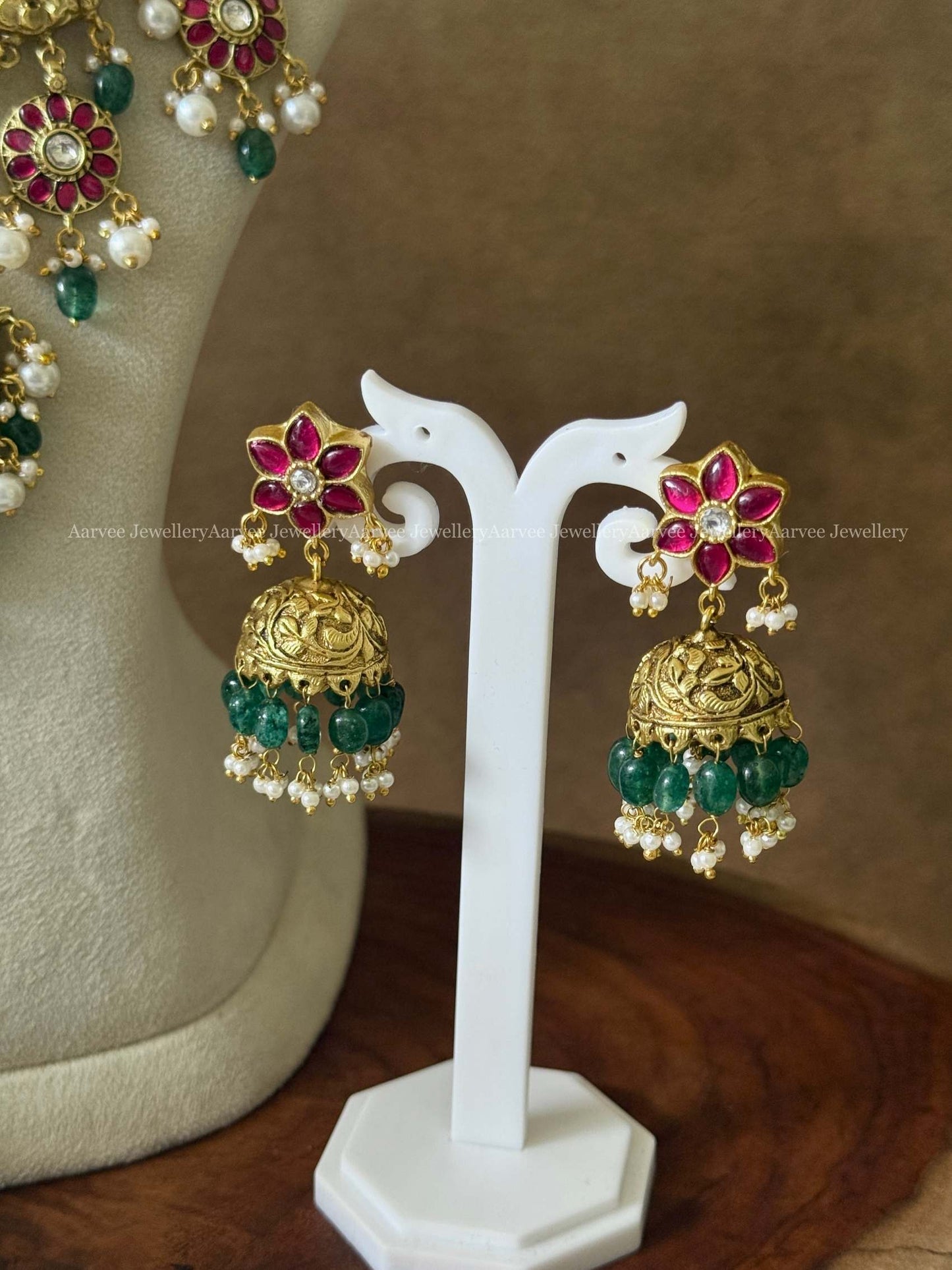 JADAU KUNDAN PEARL BUNCH MIDLENGTH NECKLACE SET WITH LAXMI PENDANT AND GREEN BEADS