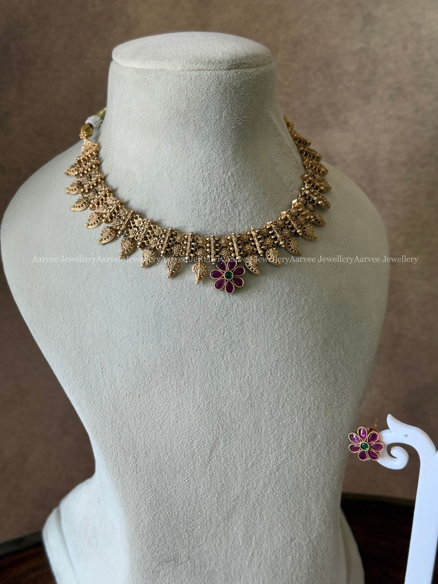 CLEARANCE - GOLD NECKLACE SET WITH FLORAL PENDANT