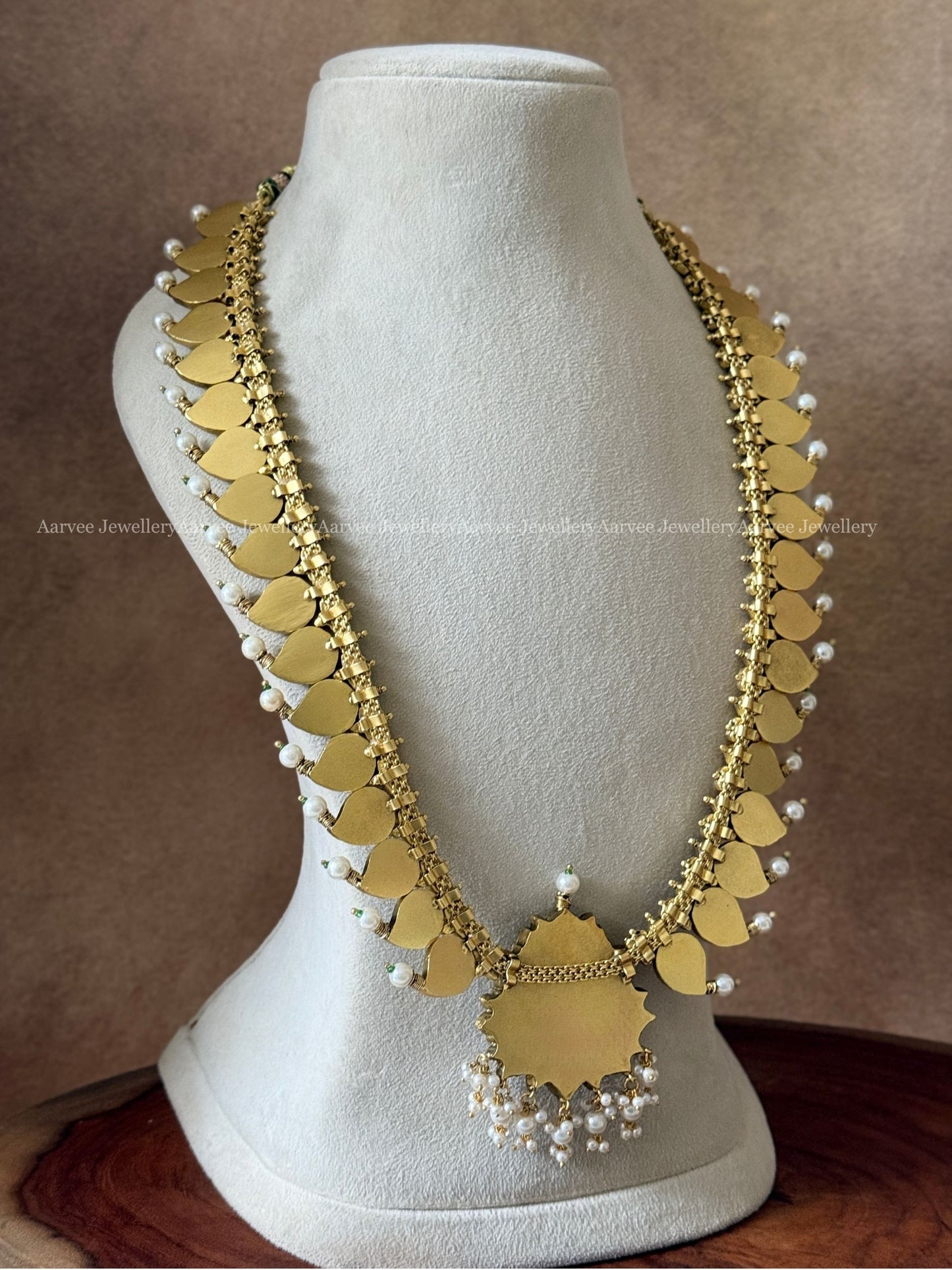 JADAU KUNDAN GREEN STONE MANGO HARAM WITH LOTUS PENDANT IN PEARLS
