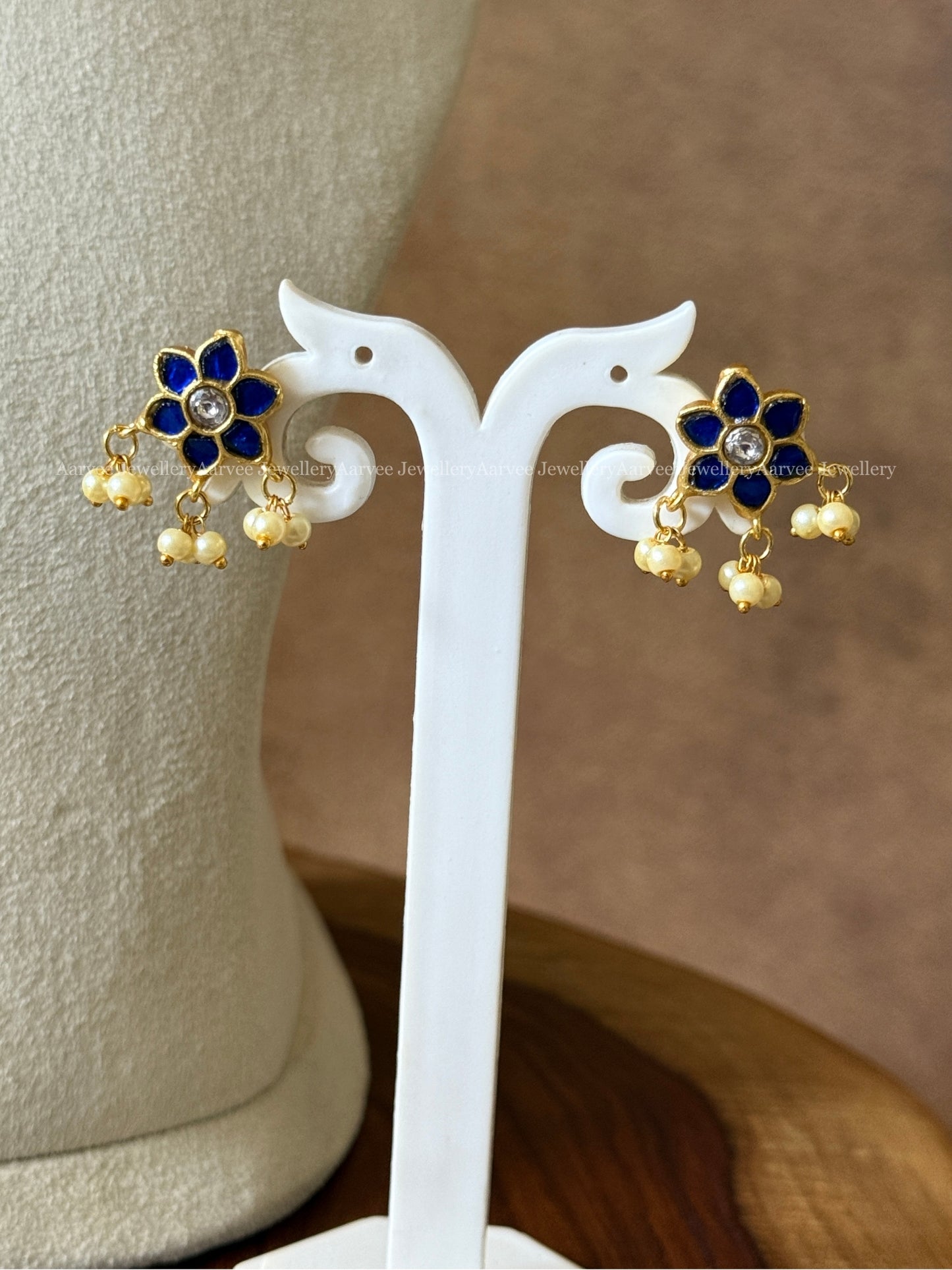 JADAU KUNDAN PEARL LINE NECKLACE SET WITH BLUE & GREEN STONES ROUND PENDANT