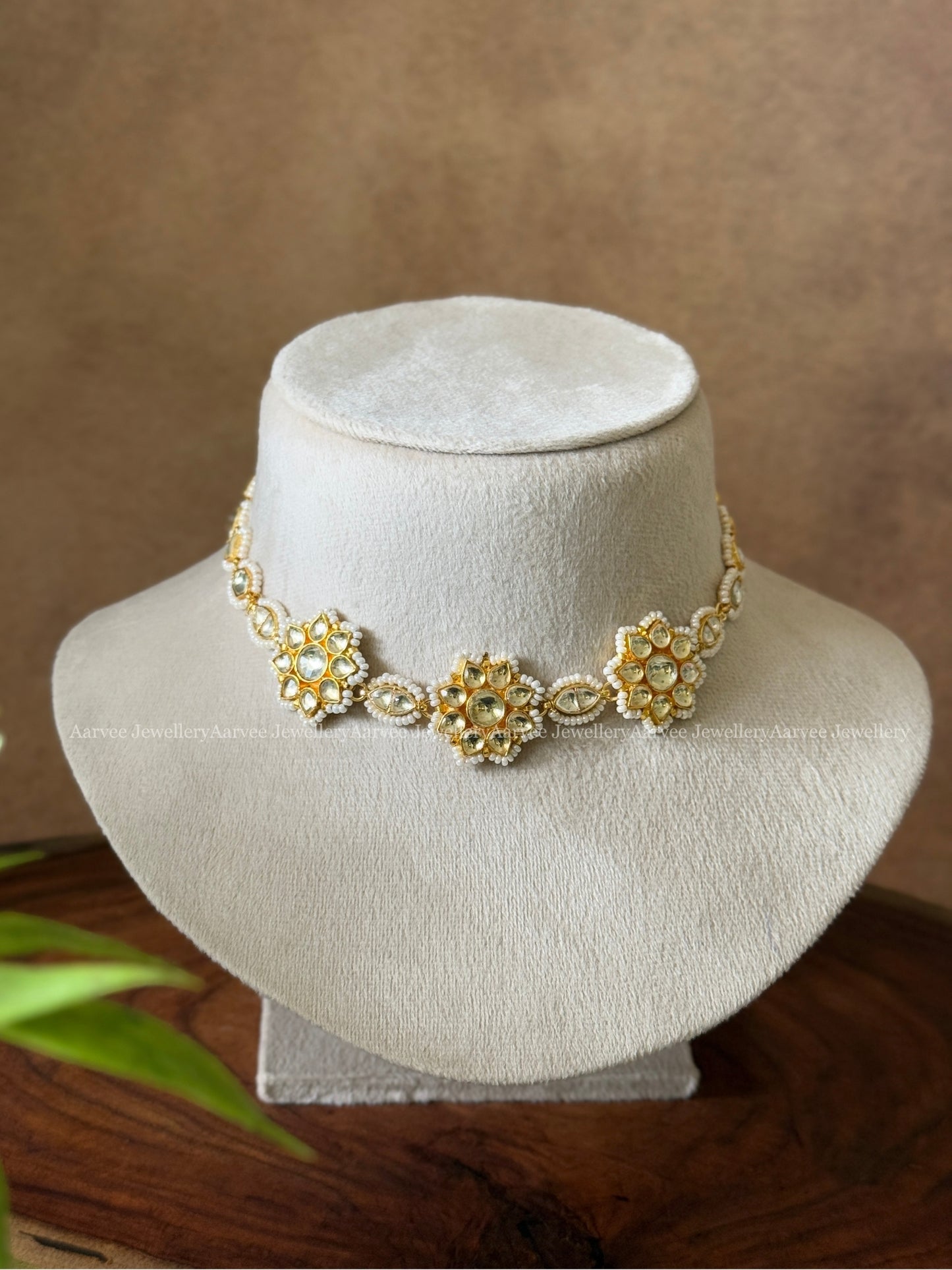 A MINIMAL POLKI KUNDAN FLORAL CHOKER