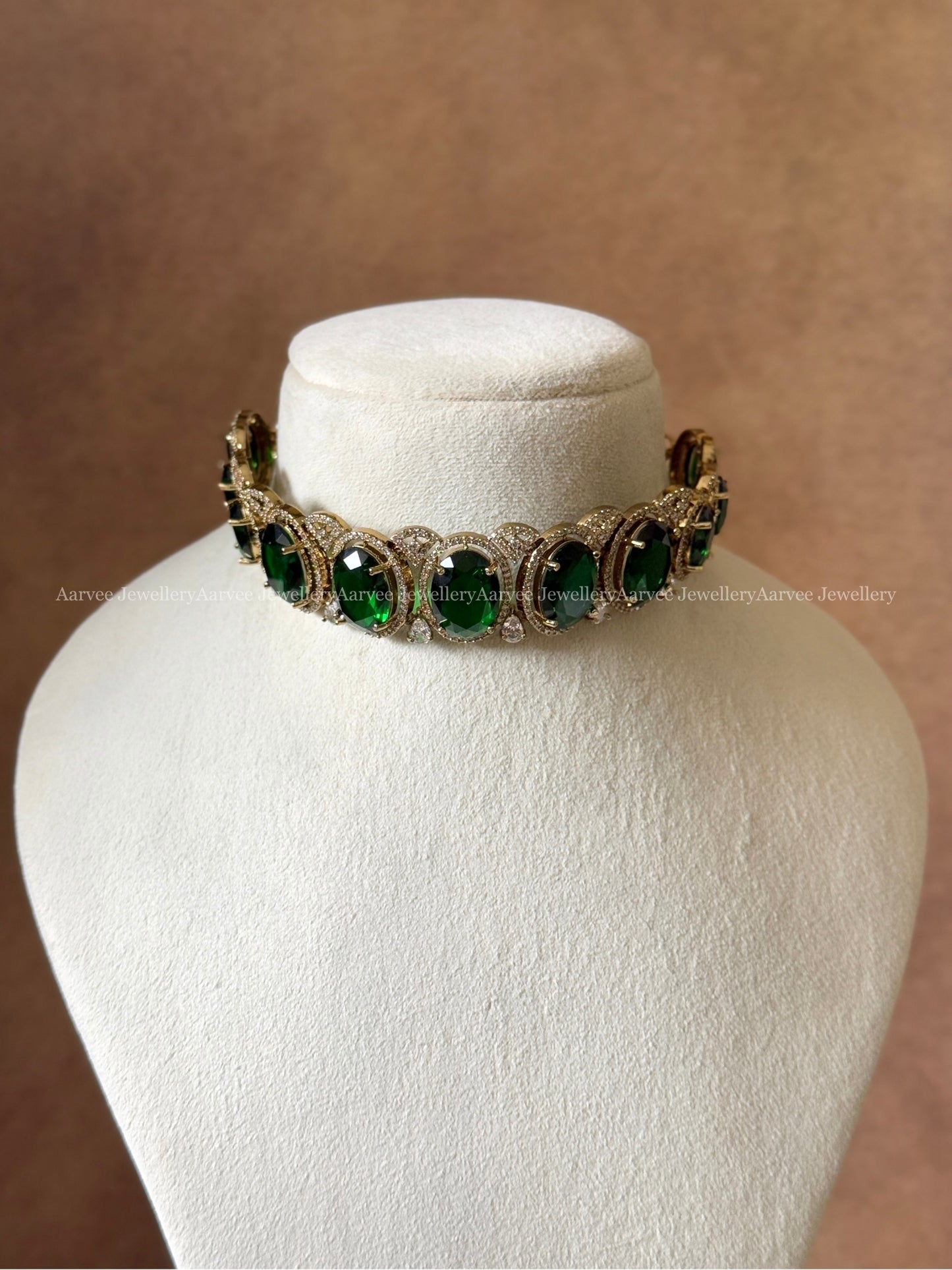 ROUND CUT GREEN STONE VICTORIAN HIGHNECK CHOKER SET