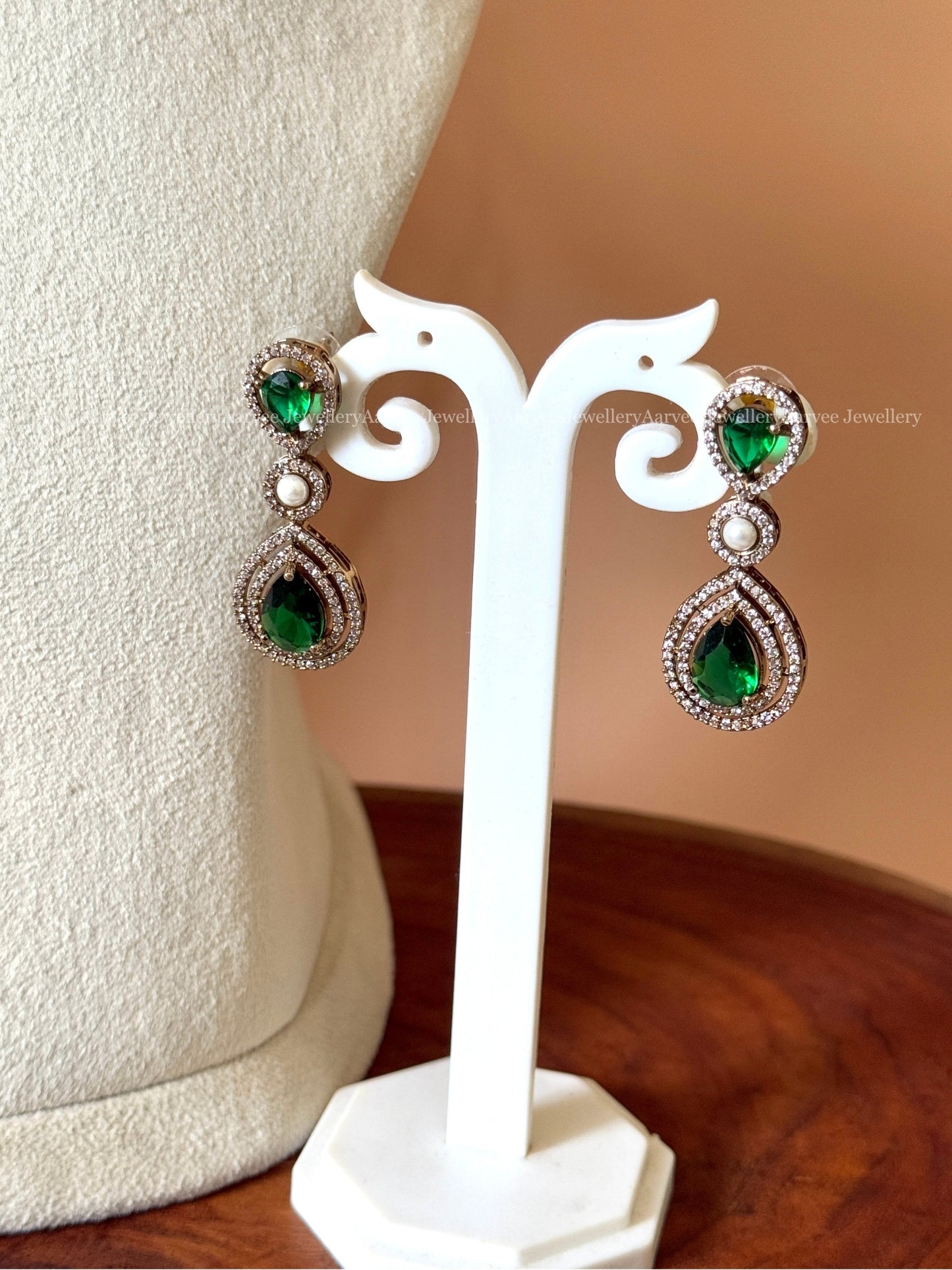 VICTORIAN GREEN STONE NECKLACE SET