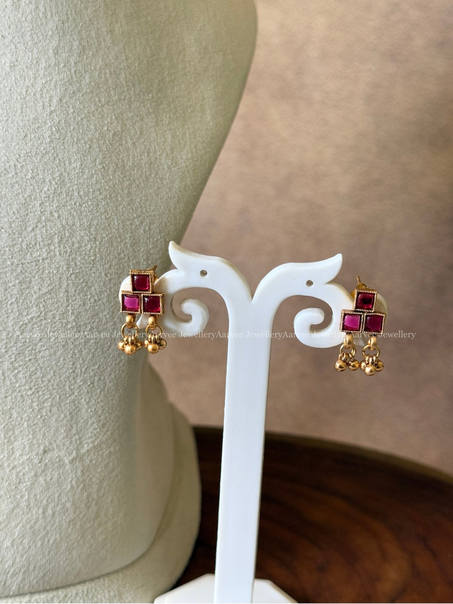 GOLD CHAIN CHOKER SET WITH RED STONES