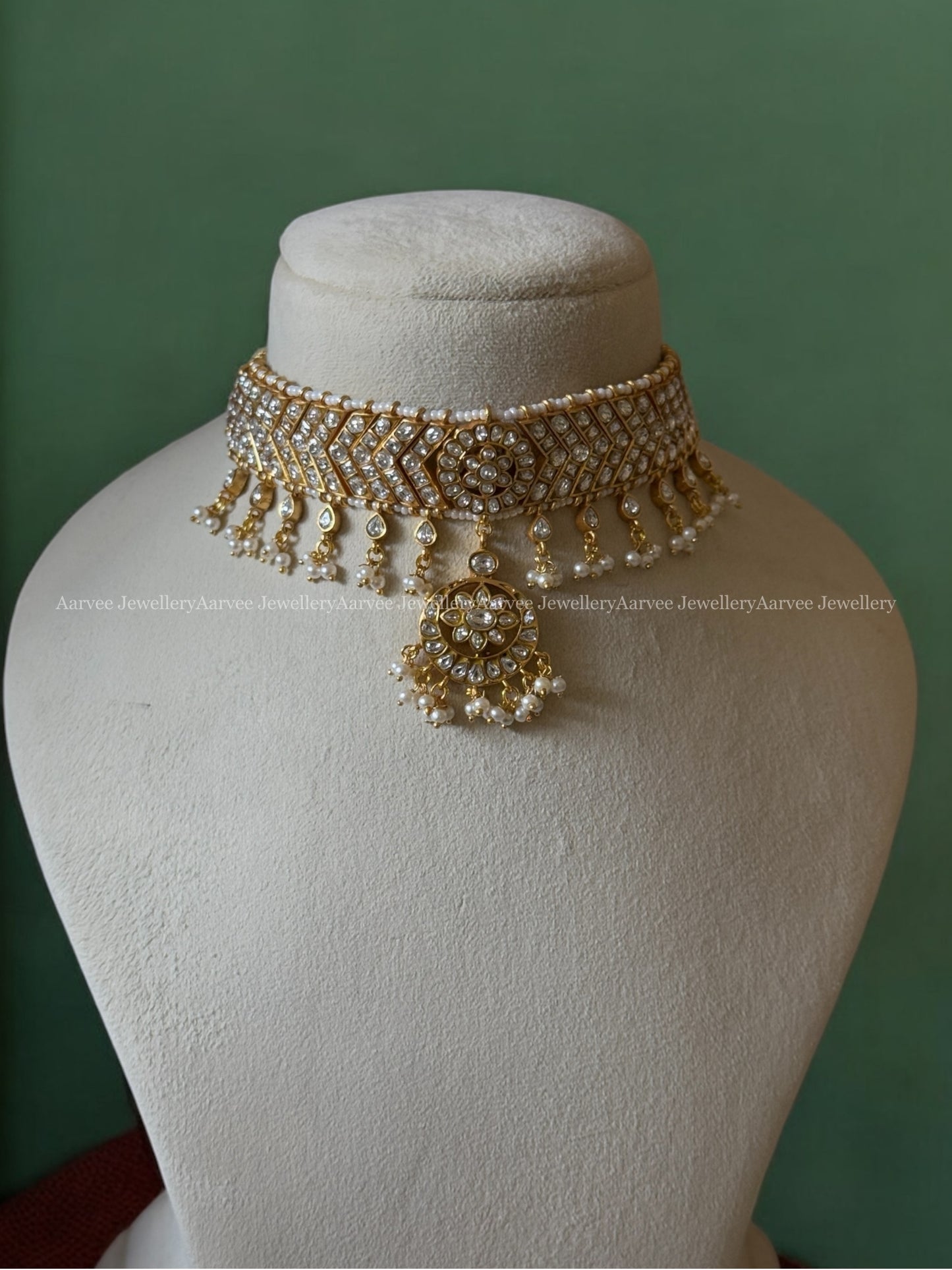JADAU KUNDAN WHITE STONE CHOKER SET WITH PEARLS